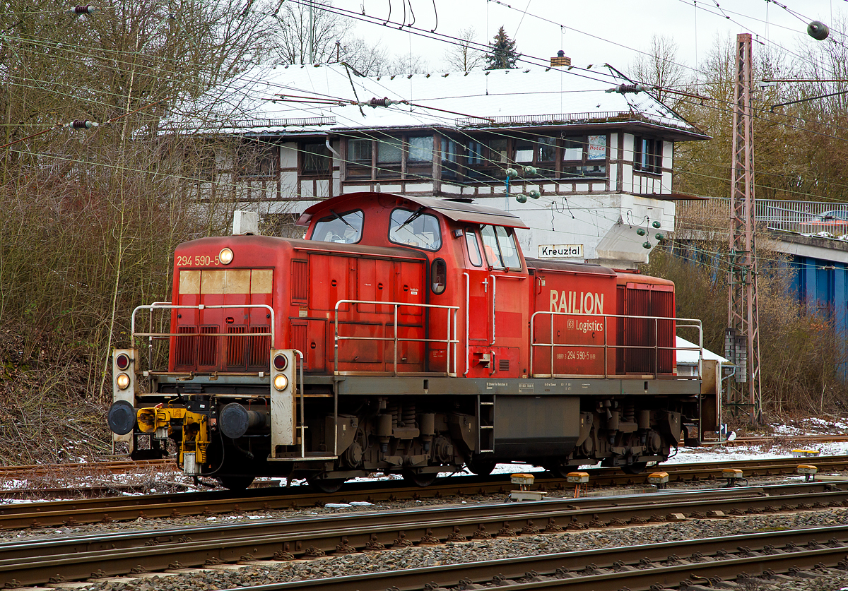 Die 294 590-5 (98 80 3294 590-5 D-DB), ex DB 294 090-6, ex DB 290 090-0, eine remotorisierte V90, der DB Cargo Deutschland AG am 14.01.2021 in Kreuztal vor dem ehemaligen Reiterstellwerk Kreuztal Fahrdienstleiter (Kf). 

Die V 90 wurde 1968 bei Deutz unter der Fabriknummer 58320 gebaut und als 290 090-0 an die DB geliefert. 1998 erfolgte der Umbau auf Funkfernsteuerung und Umzeichnung in 294 090-6.

Die Remotorisierung mit einem MTU-Motor 8V 4000 R41, Einbau  einer neuen Lüfteranlage, neuer Luftpresser und Ausrüstung mit dem Umlaufgeländer erfolgten 2007 bei der DB Fahrzeuginstandhaltung GmbH im Werk Cottbus. Daraufhin erfolgte die Umzeichnung in 294 294 590-5. 