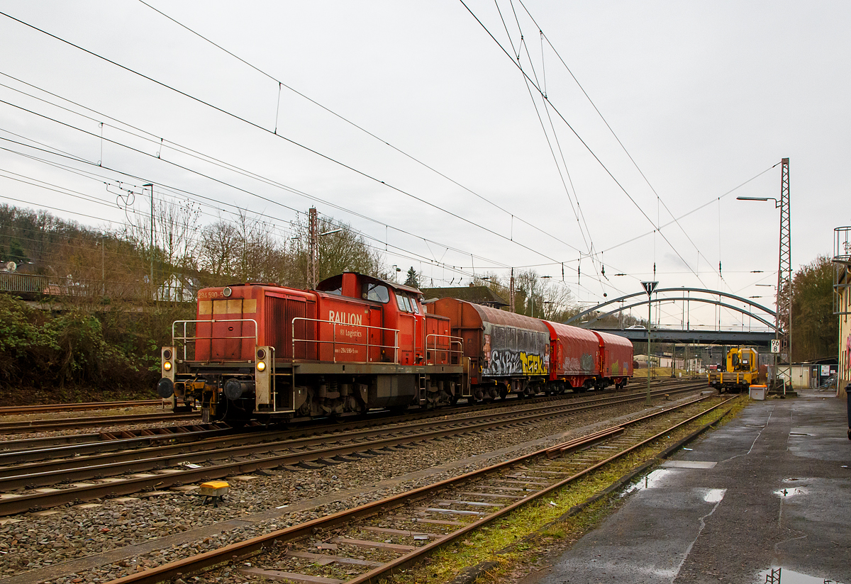 Die 294 590-5 (98 80 3294 590-5 D-DB), ex DB 294 090-6, ex DB 290 090-0, eine remotorisierte V90, der DB Cargo Deutschland AG fährt am 29.12.2021 einen Coilzug vom Rbf Kreuztal in Richtung Kreuztal-Ferndorf.

Die V 90 wurde 1968 bei Deutz unter der Fabriknummer 58320 gebaut und als 290 090-0 an die DB geliefert. 1998 erfolgte der Umbau auf Funkfernsteuerung und Umzeichnung in 294 090-6.

Die Remotorisierung mit einem MTU-Motor 8V 4000 R41, Einbau einer neuen Lüfteranlage, neuer Luftpresser und Ausrüstung mit dem Umlaufgeländer erfolgten 2007 bei der DB Fahrzeuginstandhaltung GmbH im Werk Cottbus. Daraufhin erfolgte die Umzeichnung in die heutige 294 590-5.  
