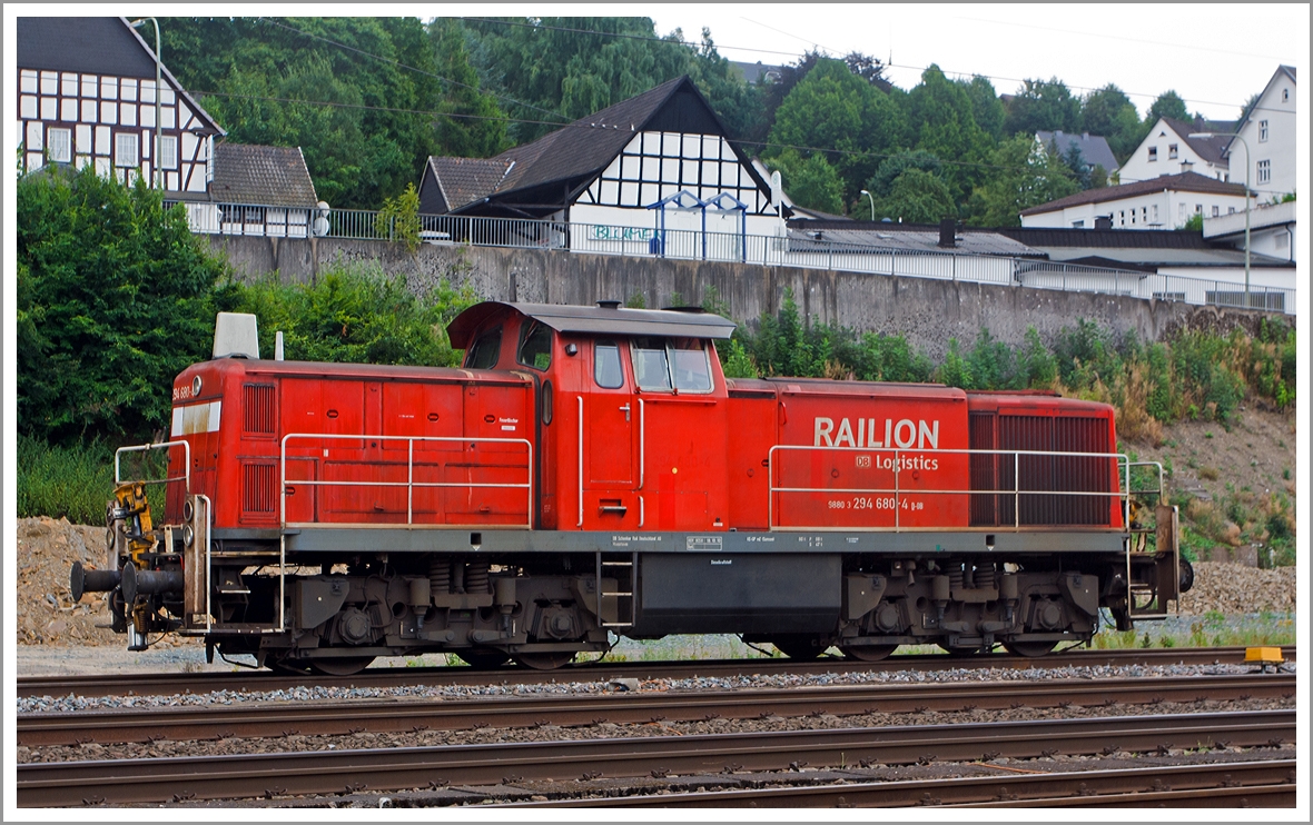 Die 294 680-4 (V90 remotorisiert), ex DB 290 680-8 ex DB 290 180-9, der DB Schenker Rail Deutschland AG ist am 18.08.2013 beim Bahnhof Finnentrop abgestellt.

Die V 90 wurde 1969 bei Deutz unter der Fabriknummer 58350  gebaut und als 290 180-9 an die DB geliefert. 

Die Remotorisierung mit einem MTU-Motor 8V 4000 R41, Einbau  einer neuen Lüfteranlage, neuer Luftpresser und Ausrüstung mit dem Umlaufgeländer erfolgten 2002 bei der DB Fahrzeuginstandhaltung GmbH im Werk Cottbus. Daraufhin erfolgte die Umzeichnung in 294 680-8. Im Jahr 2004 erfolgte die Ausrüstung mit Funkfernsteuerung und daraufhin die Umzeichnung in 294 680-4. 
Die kompl. NVR-Nummer 98 80 3294 680-4 D-DB bekam sie dann 2007