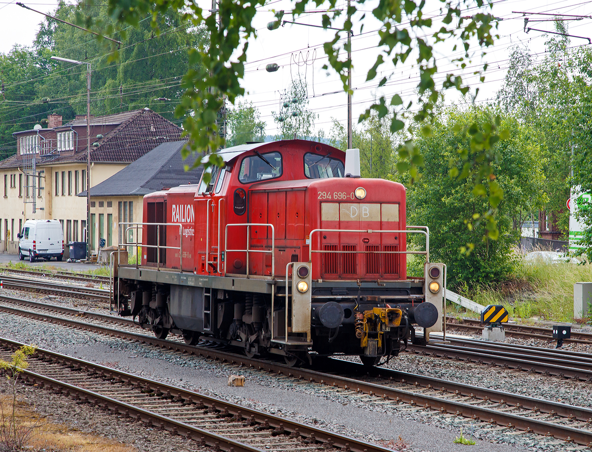 
Die 294 696-0 (98 80 3294 696-0 D-DB) eine remotorisierte V90 der DB Schenker Rail Deutschland AG, ex DB 294 196-1, ex DB 290 196-5, fährt am 18.06.2015 von Kreuztal nach Ferndorf, die Weiche ist auf die KBS 443 (Rothaarbahn) gestellt. 

Die V90 wurde 1969 bei MaK in Kiel unter der Fabriknummer 1000498 gebaut und als 290 196-5 an die DB geliefert, 2003 erfolgte der Umbau mit Funkfernsteuerung und die Umzeichnung in 294 196-1.

Die Remotorisierung der V 90 mit einem MTU-Motor 8V 4000 R41, der Einbau einer neuen Lüfteranlage, neuen Luftpresser und Ausrüstung mit dem Umlaufgeländer erfolgten 2007 bei der DB Fahrzeuginstandhaltung GmbH im Werk Cottbus. Daraufhin erfolgte die Umzeichnung in 294 696-0. 