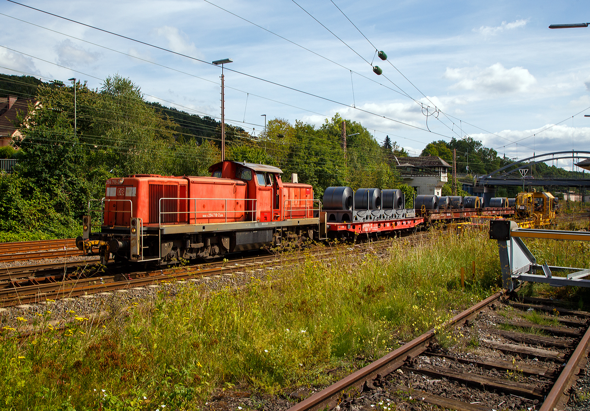 Die 294 718-2 (98 80 3294 718-2 D-DB), eine remotorisierte V 90 der DB Cargo AG fährt am 24.08.2021 mit einem Warmband-Coilzug vom Rbf Kreuztal nach Ferndorf.

Die Lok wurde 1971 bei MaK in Kiel unter der Fabriknummer 1000526 gebaut und als 290 218-3 an die DB geliefert. Die Ausrüstung mit Funkfernsteuerung (Typ Krauss-Maffei) und Umzeichnung in 294 218-3 erfolgte 1996. Im Jahr 2002 erfolgte durch die DB Fahrzeuginstandhaltung GmbH, in Cottbus eine Remotorisierung durch einen neuen MTU 90° V-8-Zylinder-Dieselmotor mit Common-Rail-Einspritzsystem, Abgas-Turbolader und Ladeluftkühlung, vom Typ 8V 4000 R41. Der Motor ist auf eine Leistung von 1.000 kW (1.341 PS) bei 1.800 U/min gedrosselt. Auch wurden eine neue Lüfteranlage und ein neuer Luftpresser eingebaut, zudem bekam die Lok ein Umlaufgeländer. Durch die Remotorisierung und den Umbau erfolgte auch die Umzeichnung in die heutige 294 718-2.
