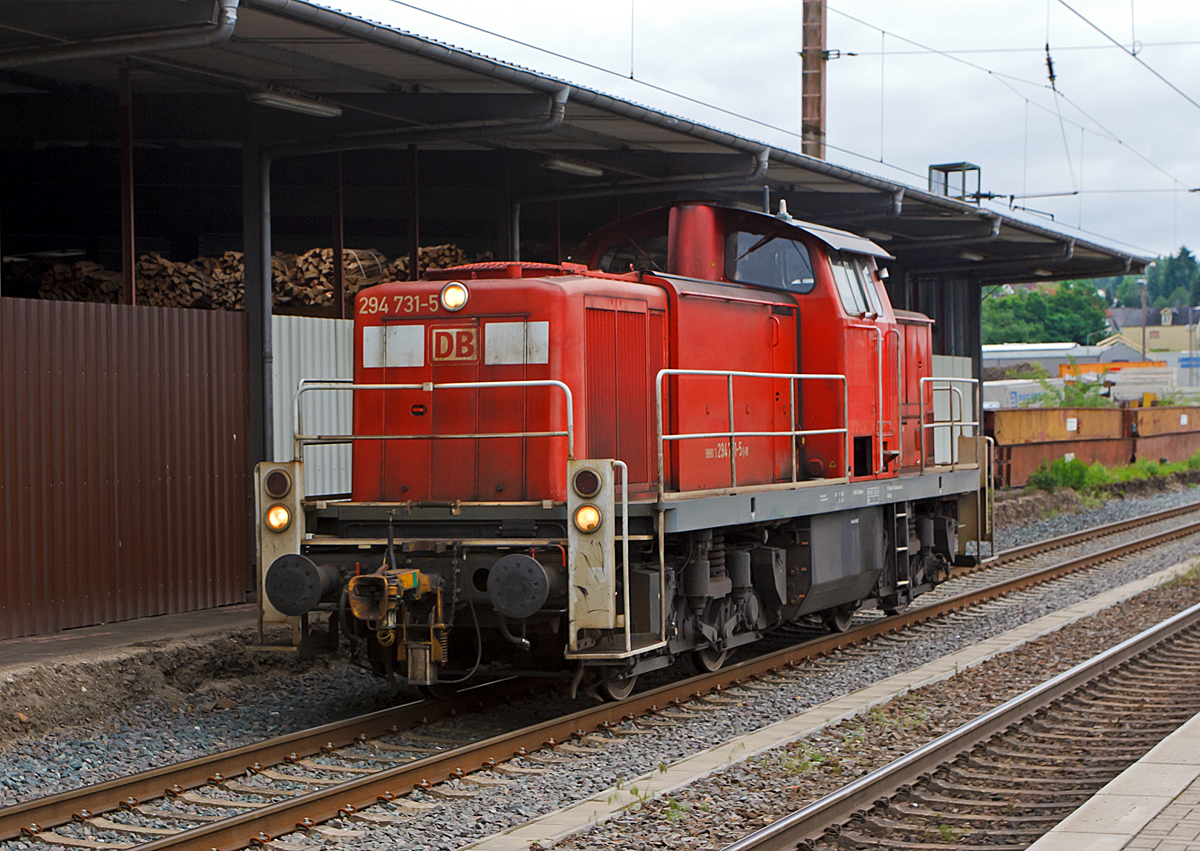 
Die 294 731-5 (V90 remotorisiert), ex DB 294 231-6, ex DB 290 231-0, der DB Schenker Rail Deutschland AG fährt am 30.05.2014 durch den Bahnhof Kreuztal, und die Weiche ist auf die KBS 443 (Rothaarbahn) gestellt. Sie fährt wohl nach Ferndorf.

Die V90 wurde 1971 bei MaK in Kiel unter der Fabriknummer 1000539 gebaut und als 290 231-6 an die DB geliefert, 1996 erfolgte der Umbau mit Funkfernsteuerung und die Umzeichnung in 294 231-0.

Die Remotorisierung der MaK 1000539 mit einem MTU-Motor 8V 4000 R41, der Einbau  einer neuen Lüfteranlage, neuen Luftpresser und Ausrüstung mit dem Umlaufgeländer erfolgten 2003 bei der DB Fahrzeuginstandhaltung GmbH im Werk Cottbus. Daraufhin erfolgte die Umzeichnung in 294 731-5. Die kompl. NVR-Nummer 98 80 3294 731-5 D-DB bekam sie dann 2007.          