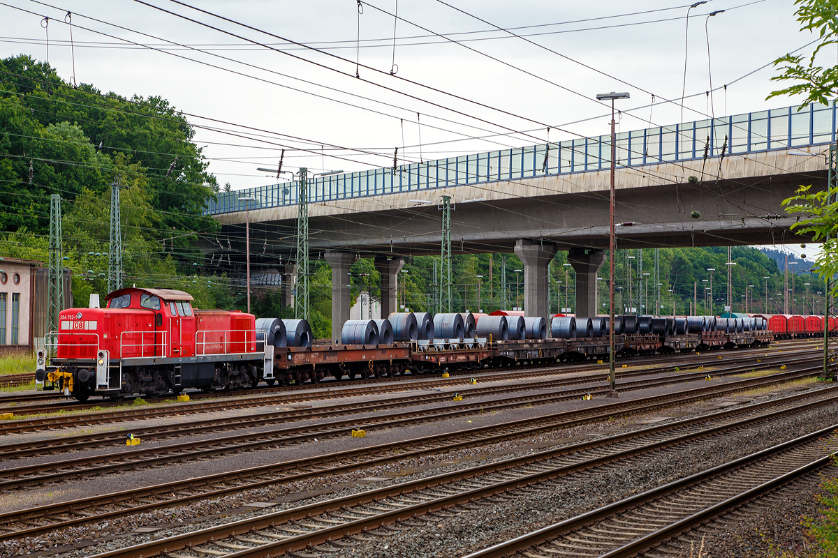 Die 294 752-1(98 80 3294 752-1 D-DB), eine V90 remotorisiert der DB Cargo AG, steht am 10.06.2020 mit einem Coilzug im Rbf Kreuztal.

Die V90 wurde 1971 von Henschel in Kassel unter der Fabriknummer 31529 gebaut und als DB 290 252-6 abgeliefert. 1997 erfolgten der Umbau mit Funkfernsteuerung und die Umzeichnung in DB 294 252-2. 

Die Remotorisierung mit einem MTU-Motor 8V 4000 R41, Einbau  einer neuen L�fteranlage, neuer Luftpresser und Ausr�stung mit dem Umlaufgel�nder erfolgten 2004 bei der DB Fahrzeuginstandhaltung Werk Cottbus. Daraufhin erfolgte die Umzeichnung in DB 294 752-1. 
