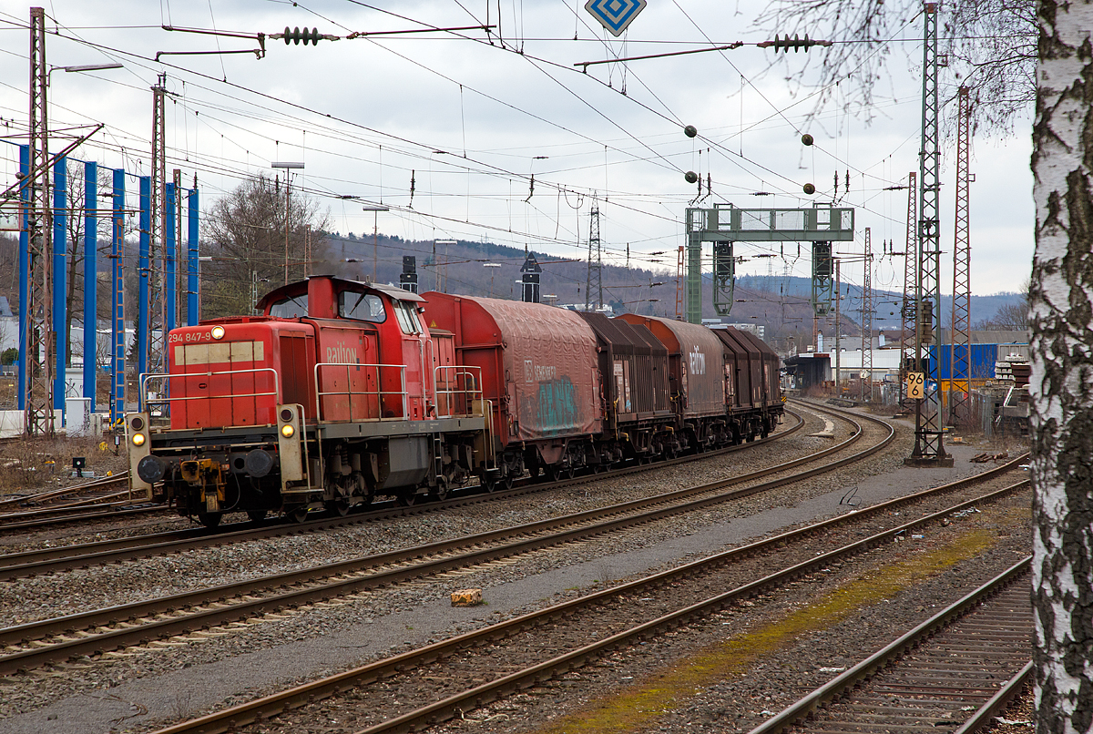 
Die 294 847-9 (eine V90 remotorisiert), ex DB 290 347-4, der DB Cargo Deutschland AG, kommt am 17.03.2017 mit einem Coilgüterzug in Kreuztal an.

Die V90 wurde 1973 bei MaK in Kiel unter der Fabriknummer 1000622  gebaut und als 290 347-4 an die DB geliefert.1997 erfolgte der Umbau mit Funkfernsteuerung und die Umzeichnung in 294 347-0.

Die Remotorisierung mit einem MTU-Motor 8V 4000 R41, Einbau  einer neuen Lüfteranlage, neuer Luftpresser und Ausrüstung mit dem Umlaufgeländer erfolgten 2005 bei der DB Fahrzeuginstandhaltung GmbH im Werk Cottbus. Daraufhin erfolgte die Umzeichnung in 294 847-9. 
Die kompl. NVR-Nummer 98 80 3 294 847-9 D-DB bekam sie dann 2007
