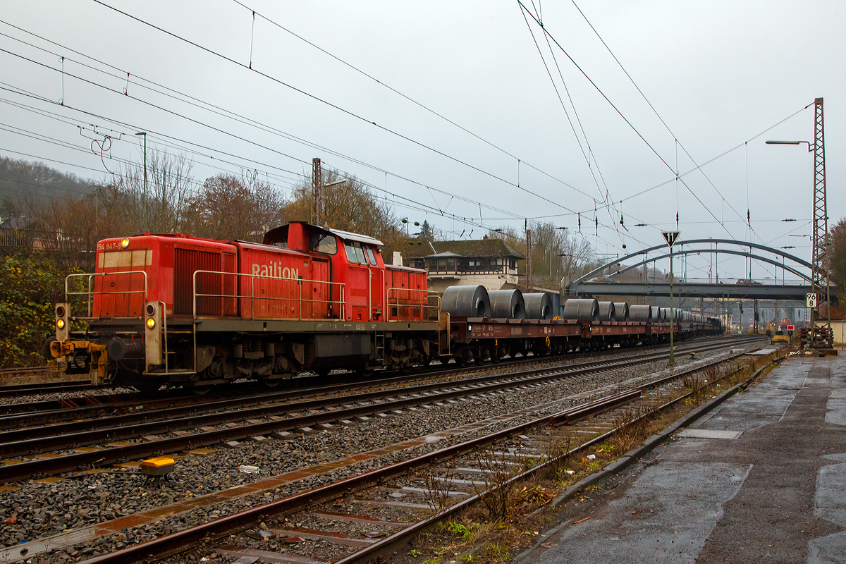 
Die 294 847-9 (eine V90 remotorisiert), ex DB 290 347-4, der DB Cargo Deutschland AG, fährt am 02.12.2019 mit einem langen Coilzug (mit Warmband-Coils) vom Rbf Kreuztal nach Ferndorf.