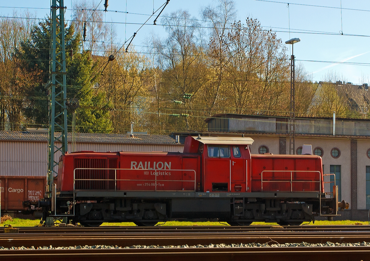 Die 294 865-1 (V90 remotorisiert) der DB Schenker steht am 20.03.2014 beim G�terbahnhof in Kreuztal. 

Die V90 wurde 1973 bei MaK unter der Fabriknummer 1000640 als 290 365-6 f�r die DB gebaut, 1999 Umzeichnung in 294 365-2, 2007 Remotorisierung mit MTU-Motor und Umzeichnung in 294 865-1. 