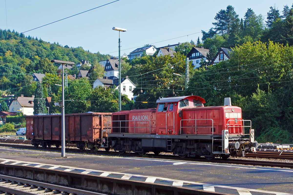 
Die 294 872-7 (V90 remotorisiert), der der DB Schenker Rail, ex DB 290 372-2, ex DB 294 372-8, fährt am 27.08.2014 mit einem  Eaos-Wagen durch den Bahnhof Dillenburg zum Rangierbahnhof

Die V90 wurde 1973 bei MaK in Kiel unter der Fabriknummer 1 1000647 gebaut und als 290 372-2 an die DB geliefert. 1996 erfolgten der Umbau mit Funkfernsteuerung und die Umzeichnung in 294 372-8.

Die Remotorisierung mit einem MTU-Motor 8V 4000 R41, Einbau  einer neuen Lüfteranlage, neuer Luftpresser und Ausrüstung mit dem Umlaufgeländer erfolgten 2007 bei der DB Fahrzeuginstandhaltung GmbH im Werk Cottbus. Daraufhin erfolgte die Umzeichnung in 294 872-7. 
Sie hat die kompl. NVR-Nummer 98 80 3294 872-7 D-DB.
