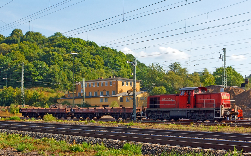Die 294 880-0 (V90 remotorisiert), der der DB Schenker Rail, ex DB 290 380-5, ex DB 294 380-1, f�hrt am 21.08.2013 zwei Schwerlastwagen f�r Coiltransporte zum Ragierbahnhof in Dillenburg.

Die V90 wurde 1973 bei MaK in Kiel unter der Fabriknummer 1000655 gebaut und als 290 380-5 an die DB geliefert. 1999 erfolgten der Umbau mit Funkfernsteuerung und die Umzeichnung in 294 380-1.

Die Remotorisierung mit einem MTU-Motor 8V 4000 R41, Einbau  einer neuen L�fteranlage, neuer Luftpresser und Ausr�stung mit dem Umlaufgel�nder erfolgten 2006 bei der DB Fahrzeuginstandhaltung GmbH im Werk Cottbus. Daraufhin erfolgte die Umzeichnung in 294 880-0. 
Die kompl. NVR-Nummer 98 80 3294 880-0 D-DB bekam sie dann 2007.
