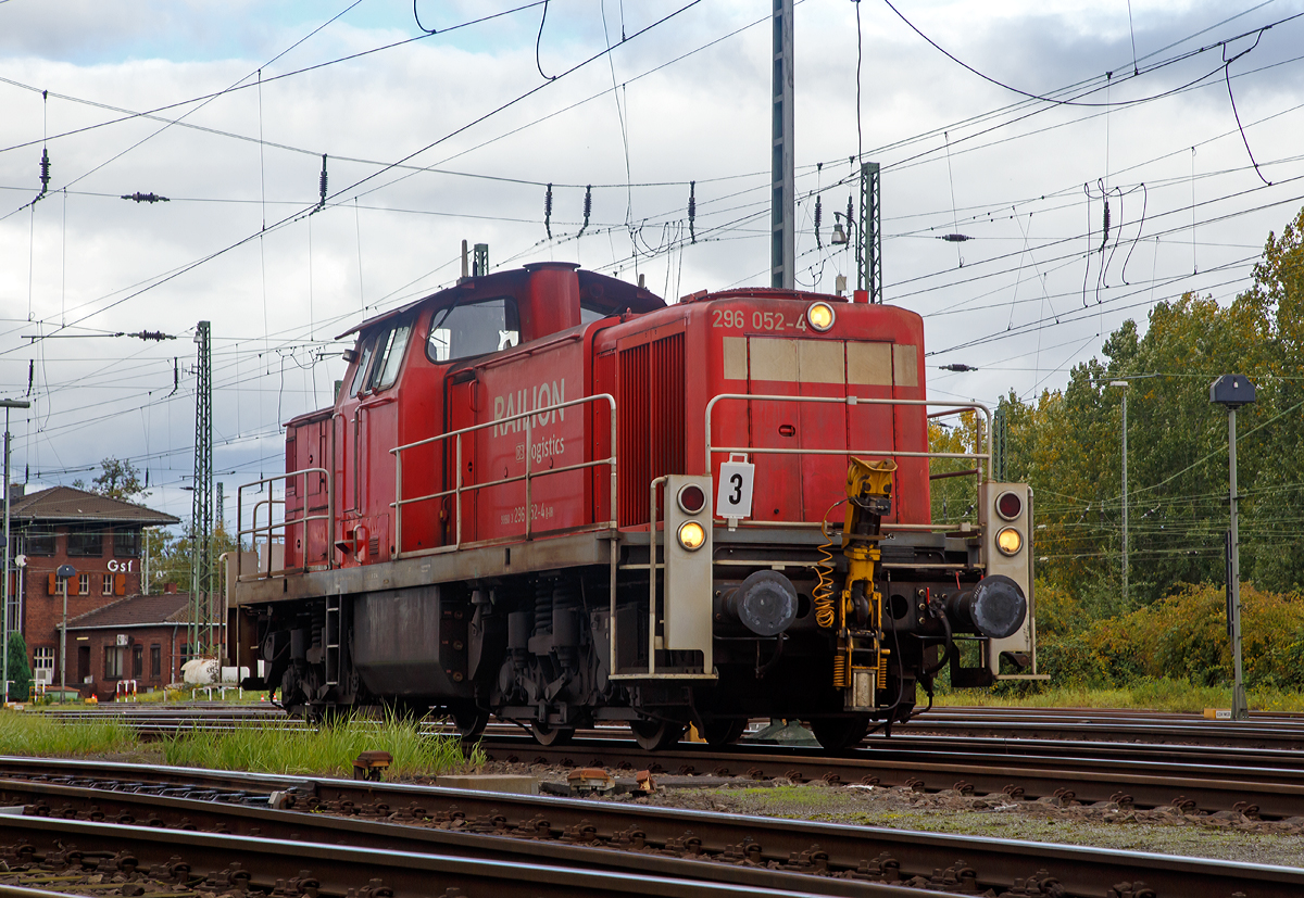 
Die 296 052-4 (98 80 3296 052-4 D-DB) der DB Schenker Rail, ex 290 052-0, ex DB V 90 052, rangiert am 07.10.2015 im Rangierbahnhof Köln-Gremberg. Aufgenommen von einer öffentlichen Straße. 

Die V90 wurde 1967 bei MaK in Kiel (Maschinenbau Kiel GmbH) unter der Fabriknummer 1000425 gebaut und als V 90 052 an die Deutsche Bundesbahn geliefert, zum 01.01.1968 erfolgte dann die Umzeichnung in 290 052-0.  

Wie einige andere Lokomotiven der Baureihe 290 wurden auch die 290 052-0 (jetzige 296 052-4) mit einer „Bergfunk“ genannten Funkfernsteuerung ausgerüstet, die es ermöglicht, die Loks in den großen Rangierbahnhöfen (Mannheim, Seelze, Maschen, München, Kornwestheim, Nürnberg und Gremberg) durch einen Prozessrechner fernsteuern zu lassen. Eine Bergfunk-Lokomotive wird auf dem Rangierbahnhof beim Auflösen eines Zuges vom Bergmeister bedient. Der Bergmeister regelt die Geschwindigkeit beim Abdrücken. Zu diesem Zeitpunkt ist die Lokomotive von einem Lokrangierführer (Lrf) besetzt, der die Sicherheitsfahrschaltung bedient und die Lok nach dem Abdrücken an den nächsten Zug heranfährt. Ab dann steuert wieder der Bergmeister die Lokomotive.


Im Jahr 2006 erfolgte ein Umbau und Remotorisierung bei der DB Fahrzeuginstandhaltung Werk Cottbus. Dazugehörten der
Einbau  einer neuen Lüfteranlage, ein neuer Luftpresser und die Ausrüstung mit dem Umlaufgeländer. Zusätzlich zu dem Bergfunk (wie 45 andere Lokomotiven der BR 290) KM-Fernsteuerung. Danach erfolgte die Umzeichnung in 296 052-4. 

Diese Loks wurden in die  neu geschaffene Baureihe 296 eingereiht. Diese BR 296 soll sich dadurch in den Rangierbahnhöfen Gremberg, Mannheim, Maschen, München Nord und Seelze noch flexibler einsetzen lassen. Somit wird die Lok dann über eine Funkfernsteuerung vom Berg- oder Ablaufmeister gesteuert, und der Lrf überwacht nur noch die Funktionen auf der Lok selbst. 

Die KM-Fernsteuerung (wie sie die BR 294 besitzt) ist eine anderen Art Funkfernsteuerung von Krauss-Maffei (KM). Bei ihr kann der nun „Lokrangierführer“ (Lrf) genannte Lokführer die Lok über ein um den Oberkörper gehängtes, vor dem Bauch getragenes Fernsteuerbediengerät (FBG) bedienen. Dies ermöglichte die Einsparung von Rangierpersonal und wurde zuvor schon bei den kleineren Rangierloks der Baureihen V 60 und Köf III angewandt. 

Die Lokomotiven haben auf dem Führerstand einen Funkrechner, der alle Signale vom Bedienteil empfängt. Dazu muss der Lrf den Funk manuell einschalten, dieses tut er mittels Schlüsselschalter am Rechnerschrank. Die Fahrzeuge mit KM-Fernsteuerung haben oberhalb der Führerstandsfenster auf jeder Seite eine Lampe (Sichtmelder), die leuchtet, sobald sie im Funkbetrieb fährt. Durch diese Fernsteuerung konnte viel Personal eingespart werden, weil der Lrf nun selber an der Spitze der Rangierabteilung anwesend sein kann. Folgende Funktionen können mit der Fernsteuerung ausgeführt werden: Fahren, Bremsen, Anfahren am Berg, Vkonstant (Fahrgeschwindigkeit automatisch beibehalten, nur bei V <12,5 km/h), Sanden, Pfeifen, Angleichen, Rangierkupplung öffnen (Motor oder hinterer Vorbau) und Schnellbremsung. Des Weiteren ist das FBG mit einem Neigungssensor ausgestattet, der bei einer Neigung über 50 Grad nach ca. vier Sekunden eine Zwangsbremsung einleitet (angenommene Dienstunfähigkeit des Lrf). Diese Funktion kann durch einen Taster für kurze Zeit überbrückt werden, wie z. B. beim Kuppelvorgang und dient der passiven Sicherheit des Lrf. Bei allen FBG-Varianten ist ein Schlagtaster eingebaut, der bei Betätigung eine Schnellbremsung auslöst (aktive Sicherheit).



Die remotorisiert Maschinen haben nun einen MTU DM 8V 4000 R41 Motor mit 1000 kW/1360 PS Leistung bei 1800 U/min, sie erfüllen die Abgasnorm UIC Kodex 624V, Stufe II.

Technische Daten:

Achsanordnung: B'B'
Spurweite: 1.435 mm
Länge über Puffer: 14.320 mm
Breite: 3.100 mm
Drehzapfenabstand: 7.000 mm
Gesamtachsstand: 9.500 mm
Höchstgeschwindigkeit: 80 km/h Streckengang / 40 km/h Rangiergang 
kleinste Dauergeschwindigkeit: 9 km/h Streckengang / 3 km/h Rangiergang

Motorhauptdaten (Quelle: MTU):
Motorbauart: MTU 8-Zylinder-Diesel-V-Motor 90° mit Common-
Rail-Einspritzsystem, Abgas-Turbolader und Ladeluftkühlung
Motortyp:   8V 4000 R41 
Nennleistung:  1000 kW / 1341 PS (gedrosselt)
Drehzahl max.:  1800  1/min   
Bohrung/Hub: 165/190 mm
Hubraum: 32,5l
Kraftstoffverbrauch bei Nennleistung: 249,4 l/h
Abgas-Emission :   UIC Kodex 624V, Stufe II
Länge: 1.915 mm
Breite: 1.380 mm
Höhe: 1.800 mm
Gewicht (trocken): 4.700 kg

Getriebe und Leistungsübertragung:
Das hydraulische Getriebe von Voith hat zwei Wandlergänge. Ein mechanisches Nachschaltgetriebe ermöglicht die Wahl zwischen einem Schnell- und einem Langsamgang sowie den Wechsel der Fahrtrichtung. Um feinfühlige Langsamfahrten zu ermöglichen, hat das Getriebe eine stufenlos regelbare Wandlerteilfüllung.
Die Leistungsübertragung auf die Achsgetriebe erfolgt dann über Gelenkwellen.