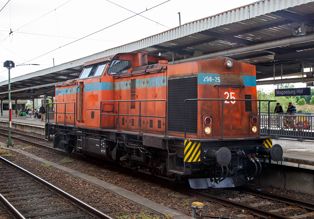 
Die 298 135-5 (98 80 3298 135-5 D-OST) von LOK OST - Lokf�hrerdienstleistungen Olof Stille, Sta�furt, ex DR 201 135-1, ex DR 110 135-1, ex DR V 100 135, am 21.05.2016 im  Hauptbahnhof Magdeburg.

Die V 100.1 wurde 1969 bei LEW (VEB Lokomotivbau Elektrotechnische Werke „Hans Beimler“, Hennigsdorf) unter der Fabriknummer 12436 gebaut und als V 100 135 an die DR ausgeliefert. 1993 erfolgte der Umbau in 298 135-5, die Ausmusterung bei der DB erfolgte bereits 1994 und sie ging an SWT - Stahlwerk Th�ringen GmbH in Unterwellenborn als 298-25. Im Jahre 2013 wurde sie wegen  Fristablauf abgestellt. Im Dezember 2015 wurde sie von Lok OST erworben und nun nach 19 Jahren Werksrangierdienst, und 3 Jahren Abstellzeit endlich wieder im Streckendienst. Die  298 135-5 hat am 01.04.2016 die MaLoWa Bahnwerkstatt in Benndorf/Klostermansfeld nach erfolgreicher Hauptuntersuchung verlassen. Somit steht die Lok dem Betriebsdienst wieder zur Verf�gung. Hauptziel war erstmal die betriebsf�hige Ert�chtigung der Lok. Eine Neulackierung ist erst in den n�chsten Monaten vorgesehen.

Technische Daten:
Spurweite: 1.435 mm (Normalspur)
Achsformel: B’B’
Leistung:  750 kW
H�chstgeschwindigkeit: 80 km/h (Streckengang) 33 km/h (Rangiergang)
Fahrzeuggewicht: 67,3 t