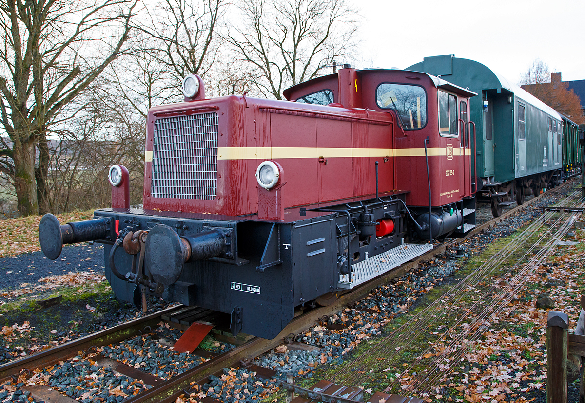 
Die 332 195-7, ex DB Köf 11 195, als Denkmal-Lok beim Bahnhof Wilsenroth am 02.12.2016. 

Die Köf III wurde 1964 von Gmeinder in Mosbach unter der Fabriknummer 5335 gebaut und an die DB geliefert.