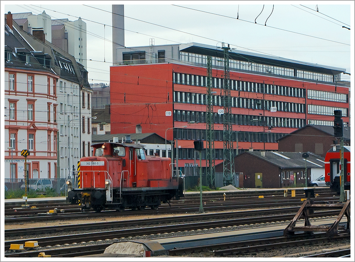 Die 362 560-5 rangiert am 07.12.2013 im Hbf Frankfurt am Main. 

Die V 60 der leichten Bauart wurde 1960 bei Krupp unter der Fabriknummer 3983 gebaut und als V 60 560 an die Deutsche Bundesbahn geliefert. In Jahr 1968 erfolgte die Umzeichnung in 260 560-8, ein Umbau und Umzeichnung in 364 560-3 erfolgte 1992 und im Jahr 2000 eine Modernisierung und Umzeichnung in 362 560-5, dabei bekam sie einen Caterpillar 12-Zylinder V-Motor CAT 3412E DI-TTA mit elektronischer Drehzahlregelung sowie u.a. eine neue Lichtmaschinen und Luftpresser.

Technische Daten:
Achsanordnung:  C
Höchstgeschwindigkeit im Streckengang: 60 km/h
Höchstgeschwindigkeit im Rangiergang: 30 km/h
Nennleistung: 465 kW
Drehzahl: 1.800 U/min
Anfahrzugkraft:   117,6 kN
Länge über Puffer:  10.450 mm
Gewicht:   48,0-50,0 t
Radsatzlast max:   16,7 t
Kraftübertragung:  hydraulisch
