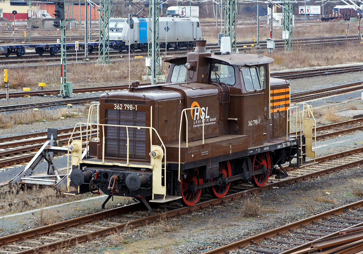 
Die 362 798-1 (98 80 3362 798-1 D-HSL) der HSL-LOGISTIK GmbH (Hamburg) ist am 27.03.2016 beim Hbf Hof (Oberfranken) abgestellt.
Die V 60 der leichten Ausf�hrung wurde 1960 von Henschel in Kassel unter der Fabriknummer 30087 gebaut und an die Deutsche Bundesbahn als DB V 60 789 geliefert, zum 01.01.1968 erfolgte dann die Umzeichnung in DB 260 798-4. Ihre weiteren Nummerierungen waren dann DB 360 798-3 und 1996 nach dem Umbau auf Funksteuerung in DB 364 798-9.

Im Jahr 2001 erfolgte bei der DB Fahrzeuginstandhaltung GmbH im Werk Cottbus ein Umbau und Remotorisierung, so wurde sie nun zur DB 362 798-1 bis sie 2011 ausgemustert und an die Railsystems RP GmbH verkauft wurde. Bis sie 2014 zur HSL Logistik GmbH ging.