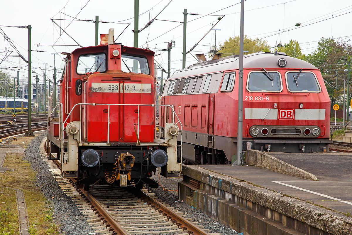
Die 363 117-3 (98 80 3363 117-3 D-DB) der DB Cargo Deutschland AG, abgestellt am 06.05.2017 beim Hauptbahnhof Hannover.

Die V 60 der schweren Bauart wurde 1963 von MaK in Kiel unter der Fabriknummer  600432 gebaut und als V 60 1117 an die Deutsche Bundesbahn geliefert, mit Einführung EDV-Nummern erfolgte zum 01.01.1968 die Umzeichnung in DB 261 117-6. Im Jahr 1987 wurden die Loks der Baureihe V 60 als Kleinlok eingestuft und so erfolgte die Umzeichnung in DB 361 117-5. Die Einstufung als Kleinlok sparte Personalkosten, da die Bundesbahn nun keine „Lokführer“ mehr einsetzen musste, sondern „Kleinlokbediener“, deren Ausbildung günstiger war. Nach der Ausrüstung (Umbau) mit Funkfernsteuerung im Jahre 1989 erfolgte die Umzeichnung in DB 365 117-1. Die letzte Umzeichnung erfolgte dann 2004 in DB 363 117-3, nach der Modernisierung, dabei bekam sie einen Caterpillar 12-Zylinder V-Motor CAT 3412E DI-TTA mit elektronischer Drehzahlregelung (465 kW bzw. 632 PS Leistung), sowie u.a. eine neue Lichtmaschinen und Luftpresser.

Technische Daten:
Spurweite: 1.435 mm (Normalspur)
Achsanordnung:  C
Höchstgeschwindigkeit im Streckengang: 60 km/h
Höchstgeschwindigkeit im Rangiergang: 30 km/h
Nennleistung: 465 kW (632 PS)
Drehzahl: 1.800 U/min
Anfahrzugkraft:   117,6 kN
Länge über Puffer: 10.450 mm
Höhe: 4.540 mm
Breite: 3.100 mm
Gesamtradstand: 4.400 mm
Kleinster bef. Halbmesser: R 100 m
Gewicht:   53,0 t
Radsatzlast max:   16,7 t
Kraftübertragung:  hydraulisch
Antriebsart:  Blindwelle-Stangen