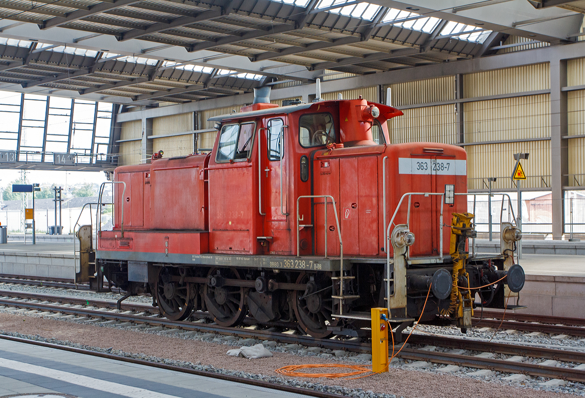 
Die 363 238-7 (98 80 3363 238-7 D-DB) der DB Schenker Rail Deutschland AG, ex DB 365 238-5, ex DB 361 238-9, ex DB 261 238-0 und ex V 60 1238, ist am 25.08.2013 im Hauptbahnhof Chemnitz abgestellt. 

Die V 60 der schweren Bauart wurde 1964 bei MaK in Kiel unter der Fabriknummer 600474 gebaut und als V 60 1238 an die Deutsche Bundesbahn geliefert. In Jahr 1968 erfolgte die Umzeichnung in 261 238-0, eine weitere Umzeichnung in 361 238-9 erfolgte 1987. Ein Umbau mit Einbau einer Funkfernsteuerungen und Umzeichnung in 365 238-52 erfolgte 1988. Im Jahr 2002 erfolgte eine Modernisierung durch die DB Fahrzeuginstandhaltung GmbH im Werk Chemnitz dabei bekam sie einen Caterpillar 12-Zylinder V-Motor CAT 3412E DI-TTA mit elektronischer Drehzahlregelung sowie u.a. eine neue Lichtmaschinen und Luftpresser, zudem erfolgte die Umzeichnung in 363 238-7.

Technische Daten:
Achsanordnung:  C
Höchstgeschwindigkeit im Streckengang: 60 km/h
Höchstgeschwindigkeit im Rangiergang: 30 km/h
Nennleistung: 465 kW (632 PS)
Drehzahl: 1.800 U/min
Anfahrzugkraft:   117,6 kN
Länge über Puffer:  10.450 mm
Gewicht:   53,0 t
Radsatzlast max:   16,7 t
Kraftübertragung:  hydraulisch
Antriebsart:  Blindwelle-Stangen