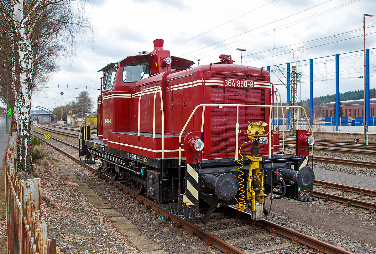 
Die 364 850-8 (98 80 3364 850-8 D-VEB) der  VEB - Vulkan-Eifel-Bahn Betriebsgesellschaft mbH in Gerolstein, ex DB V 60 850, ex DB 260 850-3, ex DB 360 850-3, ex SWA 364 850-8 (Stadtwerke Andernach Hafenbahn), abgestellt am 17.03.2017 in Kreuztal.

Die „leichte“ V 60 (leichte Bauart) wurde 1960 von Krauss-Maffei unter der Fabriknummer 18612 als V 60 850 für die DB gebaut, die erste Umbezeichnung erfolgte 1968 in DB 260 850-3 und 1987 in DB 360 850-2. Ein Umbau mit der Ausrüstung mit Funkfernsteuerung und Umzeichnung in DB 364 850-8 erfolgte 1991. Die z-Stellung und Ausmusterung bei der DB erfolgte 2007 im AW Cottbus. Im Jahr 2009 ging sie an die Stadtwerke Andernach (Hafenbahn) und im Juni 2016 kam sie zur VEB - Vulkan-Eifel-Bahn Betriebsgesellschaft mbH in Gerolstein.

Die V 60 ist eine Starrrahmenlok, Achsanordnung C, mit seitenverschieblicher Mittelachse, wobei die Achsen mittels Kuppelstangen von einer Blindwelle angetrieben werden.

Die Lok hat einen gedrosselten Maybach 4-Takt-12-Zylinder-Dieselmotors mit 48 Liter Hubraum vom Typ GTO 6 A mit einer Leistung von 478 kW (650 PS) bei 1.400 U/min (ungedrosselt 588 kW bzw. 800 PS). 

Die Leistung des Dieselmotors wird über eine Schwingmetallkupplung und eine Gelenkwelle auf das hydrodynamische Voith-Getriebe L27zuB übertragen. Das Voith-Getriebe ist mit einem mechanischen Stufen- und Wendegetriebe zu einem Block zusammengeflanscht. Die Kraftübertragung erfolgt über eine zwischen dem 2. und 3. Radsatz liegenden Blindwelle, Blindwellenkurbeln an den beiden Blindwellenenden und Kuppelstangen auf die Räder der Lok.

TECHNISCHE DATEN:
Spurweite: 1.435 mm (Normalspur)
Achsanordnung:  C
Länge über Puffer: 10.450 mm
Höhe: 4.540 mm
Breite: 3.100 mm
Gesamtradstand: 4.400 mm
Höchstgeschwindigkeit: 60 km/h (Streckengang) / 30 km/h (Rangiergang)
Schleppgeschwindigkeit: 75 km/h bei aufgesetzten Stangen / 35 km/h abgenommenen Stangen
Motor: Maybach 4-Takt-12-Zylinder-Dieselmotors mit 48 Liter Hubraum vom Typ GTO 6 A (ungedrosselt 588 kW (800 PS)).
Nennleistung (gedrosselt): 478 kW (650 PS) 
Drehzahl: 1.400 U/min
Getriebe: Voith-Getriebe L27zuB
Anfahrzugkraft: 159 kN (Rangiergang) / 121 kN (Streckengang)
Gewicht:   48,3 t
Radsatzlast max:   16 t
Kraftübertragung:  hydraulisch
Kleinster bef. Halbmesser: R 100 m
Antriebsart:  Blindwelle-Stangen
Kraftstoffvorrat: 1.350 Liter (bei 90% Füllung)
Sandvorrat: ca. 300 kg
Verbrauch Dieselkraftstoff: ca. 120 l/h bei Vollast
Verbrauch Motoröl: ca. 1-2% des Verbrauchs an Dieselkraftstoff
