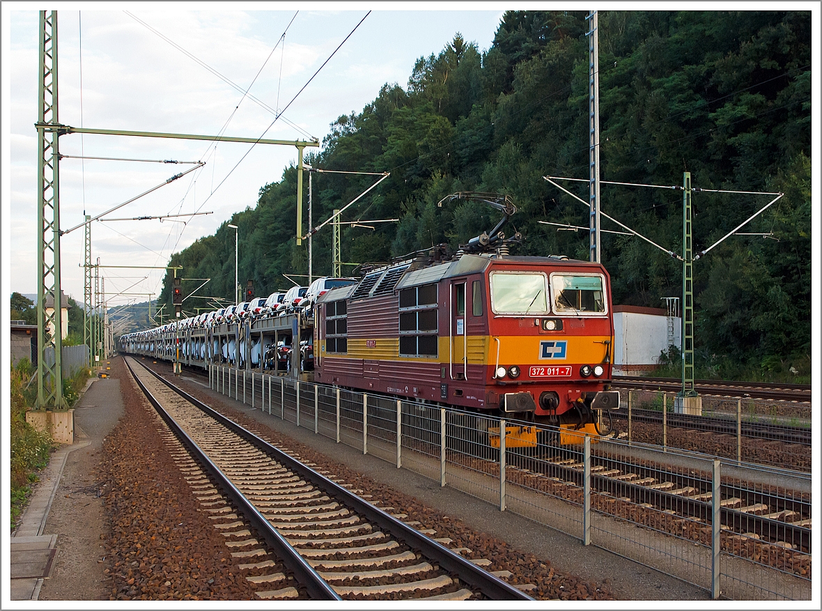 Die 372 011-7 der CD Cargo (CZ CDC 91 54 7 372 011-7) zieht am 26.08.2013 einen Autozug (beladene Wagen der Gattung Laaers der BLG) durch den Bahnhof Bad Schandau in Richtung Norden (Dresden).

Die Lok wurde 1991 Škoda in Plzeň (Pilsen) unter der Fabriknummer  8778 für tschechoslowakischen Staatsbahn ČSD als 372 011-7 gebaut, der Wechselstromteil ist von LEW Hennigsdorf.

Diese  elektrische Zweisystemlokomotiven entstanden durch ein Gemeinschaftsprojekt der Tschechoslowakischen Staatsbahn ČSD und einstigen Deutschen Reichsbahn (DR), die deutschen Lok sind als Baureihen 180 (ex DR 230) eingereiht.

In Deutschland tragen die Loks der BR 180 den  Spitznamen  Knödelpresse, oder wegen dem geringeren Wirkungsgrads auch den Spitznamen  Elbtalheizung . Auch das tschechische Pendant blieb nicht ohne Namen. Die Reihe 372 nennt man im Nachbarland  Bastard , diese 160 km/h schnelle Reihe 371  Turbobastard .

Technische Daten:
Gebaute Loks: 15 für ČSD und 20 für DR
Spurweite:   1.435 mm
Stromsysteme:   15 kV 16 2/3 Hz / 3 kV Gleichstrom 
Achsfolge:   Bo'Bo'
Länge über Puffer:   16.800 mm
Drehzapfen-Abstand:  8.360 mm
Achsabstand im Drehgestell: 3.200 mm
Eigengewicht:   84 t
Achslast:  21 t
Höchstgeschwindigkeit:  120 km/h
Anfahrzugkraft:   280 kN
Stundenleistung:  3.260 kW
Dauerleistung:   3.080 kW
Dauerzugkraft:  141,6 kN
kleinster befahrbarer  Radius: 120 m  