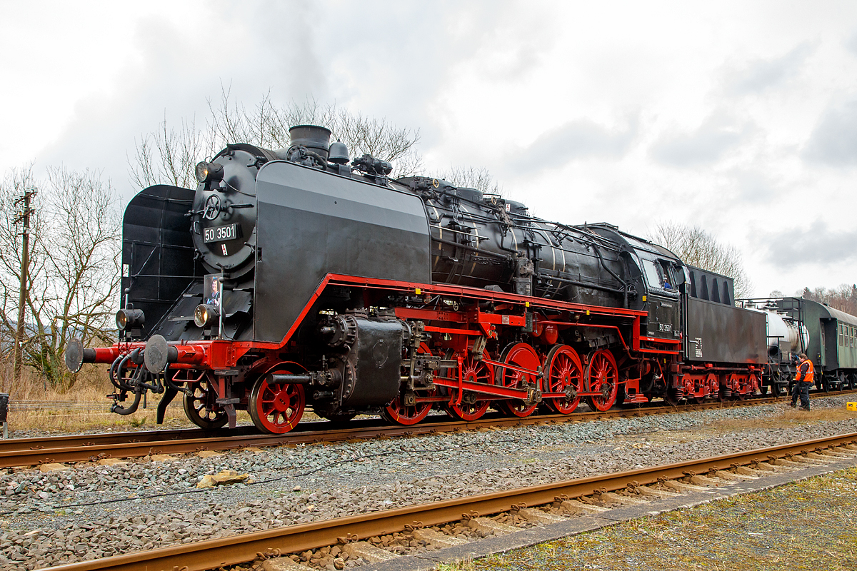 Die 50 3501-9 des Meininger Dampflokwerkes, ex DR 50 3501-9, ex DR 50 380, am 03.02.2018 mit eine Dampfsonderzug der Eisenbahnfreunde Treysa e.V. in Hachenburg (Westerwald). 

Die heutige Werkslok des Meininger Dampflokwerkes wurde im Jahre 1940 von den Borsig Lokomotivwerken in Hennigsdorf bei Berlin unter der Fabriknummer 14970 gebaut und als 50 380 an die DRB geliefert. Nach der Rekonstruktion im Raw Stendal am 12.November 1957 wurde sie beim Bw Güsten beheimatet, wo sie elf Jahre, bis Juli 1968 im Einsatz stand. Seit 1971 ist die Lok mit einem Tender vom Typ  2'2' T26 (von Lok 50 3706) gekuppelt, dieser wurde 1941 von der Lokomotivfabrik Jung (Jungenthal bei Kirchen) unter der Fabriknummer 9288 gebaut, dieser war mit der 50 2883 geliefert worden.

Am 17. Dezember 1986 kam die 50 3501-9 ins Raw  Helmut Scholz  Meiningen. Dort erhielt sie eine L7 Ausbesserung und wurde umgebaut, um fortan als Werkslokomotive des Raw für das Neubauprogramm von Dampfspeicherlokomotiven Typ FLC zum Aufdampfen und Durchführung der Probefahrten eingesetzt zu werden. Eigens dafür wurde der Mischvorwärmer ausgebaut, eine zweite Strahlpumpe installiert und ein Rohrstutzen an der rechten Einströmung für betriebliche Heizzwecke angeordnet.

Erst mehrere Jahre später, bei einer Kesselrevision, bekam die Lok wieder einen Vorwärmer eingebaut, da sie seit geraumer Zeit wieder vorwiegend bei Sonderfahrten im Streckendienst unterwegs ist. Paradoxerweise jedoch keinen Mischvorwärmer der Bauart IfS, wie es für die Reko-Loks der DR typisch ist, sondern einen Oberflächenvorwärmer der Bauart Knorr, wie sie ihn schon vor der Rekonstrukion besaß.

Im Dezember 2007 brachte eine weitere optische Veränderung an der Maschine mit sich. Im heimatlichen Dampflokwerk wurden die kleinen Windleitbleche der Bauart  Witte  durch große Windleitbleche (Bauart „Wagner ) ersetzt. Diese trug die 50 380 auch bei ihrer Anlieferung 1940. Vom Rekokessel mit dem zugehörigen Aschkasten,  sowie den silberfarbenen Rangiergriffen an der vorderen Pufferbohle abgesehen, entspricht der optische Zustand der Lokomotive damit weitgehend dem einer Altbau-50er aus früheren Tagen.

Geschichte der BR 50:
Ende der 1930er Jahre dachte man, mit dem Stahl St 47 K-Mo einen geeigneten Kesselwerkstoff gefunden zu haben, mit dem sich der Kesseldruck auf 20 bar heraufsetzen lässt, ohne dass sich dadurch das Kesselgewicht insgesamt wesentlich erhöht. Der neu entwickelte Stahl besaß zwar eine höhere Festigkeit als die bislang verwendete Stahlsorte St 34, als Nachteil erwies sich aber die wesentlich schlechtere Wärmeleitfähigkeit. Im harten Alltagseinsatz der Dampflokomotiven ermüdete das Material dadurch sehr rasch, sodass die mit der neuen Stahlsorte angefertigten Kessel schon nach wenigen Jahren ausgetauscht werden mussten. Auch die Baureihe 50 erhielt anfänglich solche Kessel. Auch wenn ihr Zustand weniger kritisch als bei anderen Baureihen war, musste Ende der 1950er Jahre dringend für Ersatz gesorgt werden. Die Deutsche Reichsbahn ließ daher auf Grundlage des Neubaukessels der Baureihe 23.10 / 50.40 den Ersatzkessel 50E entwickeln, der wegen des abweichenden Rahmens einen 500 mm längeren Langkessel erhielt. Er wurde später auch zur Rekonstruktion der Baureihen 23, 52 zur 52.80 und 58 zur 58.30 verwendet. Zwischen November 1957 und September 1962 erhielten 208 Lokomotiven der Baureihe 50 einen solchen Kessel mit einem Mischvorwärmer, größerer Strahlungsheizfläche und verbessertem Saugzug, was auch ihre Leistungsfähigkeit erhöhte. Diese Rekolokomotiven erhielten die Baureihenbezeichnung 50.35 und die Betriebsnummern von 50 3501 bis 50 3708.

TECHNISCHE DATEN:
Nummerierung: 	50 3501–50 3708
Anzahl der Rekonstruktionen : 208 (1957 bis 1962)
Spurweite: 	1.435 mm (Normalspur)
Bauart: 1’E h2
Gattung:  G 56.15
Länge über Puffer:  22.940 mm
Dienstgewicht: 	88,2 t  
Dienstgewicht: Lok und Tender: 140 t
Radsatzfahrmasse: 	15,1 t
Höchstgeschwindigkeit: 80/50 km/h (vor-/rückwärts)
Indizierte Leistung: 1.760 PSi
Kuppelraddurchmesser: 	1.400 mm
Laufraddurchmesser vorn: 	850 mm
Steuerungsart: 	Heusinger mit Hängeeisen
Zylinderanzahl: 	2
Zylinderdurchmesser: 	600 mm
Kolbenhub:  660 mm
Kesselüberdruck: 16 bar
Tender:  2’2’ T 26
Wasservorrat:	26 m³	
Brennstoffvorrat: 8 t (Kohle)
Zugheizung:  Dampf
