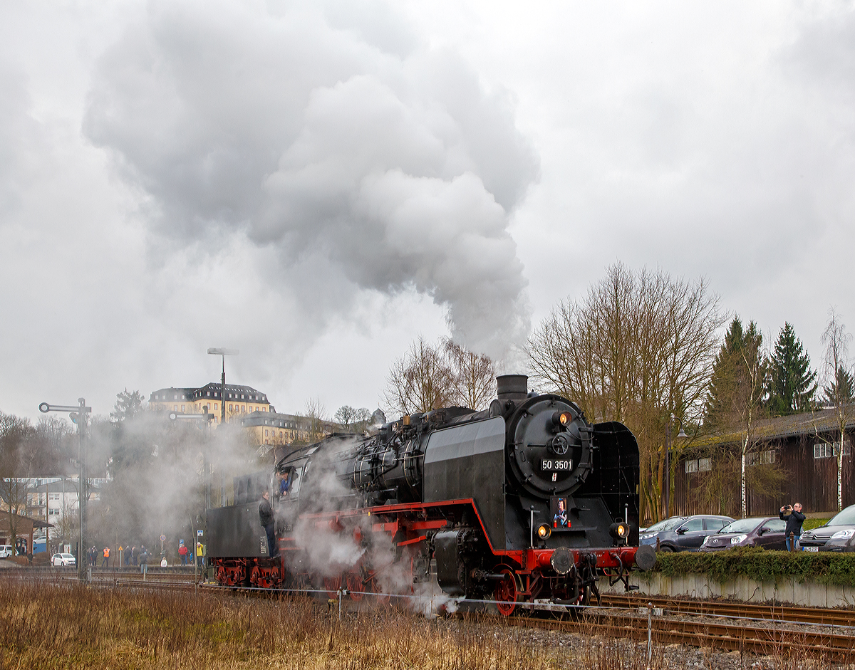 
Die 50 3501-9 des Meininger Dampflokwerkes, ex DR 50 3501-9, ex DR 50 380, am 03.02.2018 mit eine Dampfsonderzug der Eisenbahnfreunde Treysa e.V. in Hachenburg (Westerwald). Hier beim Umsetzen.

Die heutige Werkslok des Meininger Dampflokwerkes wurde im Jahre 1940 von den Borsig Lokomotivwerken in Hennigsdorf bei Berlin unter der Fabriknummer 14970 gebaut und als 50 380 an die DRB geliefert. Nach der Rekonstruktion im Raw Stendal am 12.November 1957 wurde sie beim Bw Güsten beheimatet, wo sie elf Jahre, bis Juli 1968 im Einsatz stand. Seit 1971 ist die Lok mit einem Tender vom Typ  2'2' T26 (von Lok 50 3706) gekuppelt, dieser wurde 1941 von der Lokomotivfabrik Jung (Jungenthal bei Kirchen) unter der Fabriknummer 9288 gebaut, dieser war mit der 50 2883 geliefert worden.