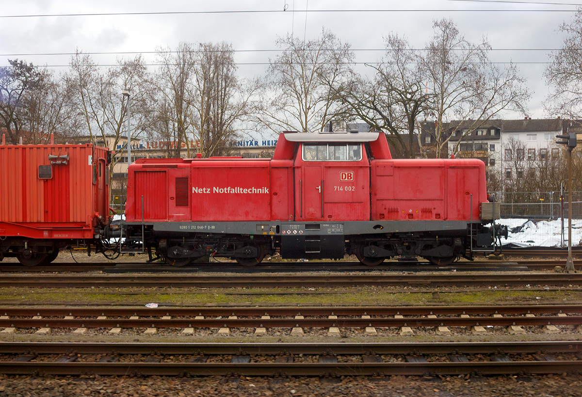 Die 714 002-3 (eigentlich laut NVR-Nummer 92 80 1212 046-7 D-DB) der DB Netz Notfalltechnik, ex DB 714 046-0, ex DB 214 046-5, ex DB 212 046-7, ex DB V 100 2046, ist am 28.12.2017 beim Hbf Mannheim mit dem Tunnelrettungszug abgestellt. Am anderen Ende des Mannheimer Rettungszugs (RTZ) war die 714 010-6.

Die Aufnahme konnte ich aus dem Zug heraus machen.