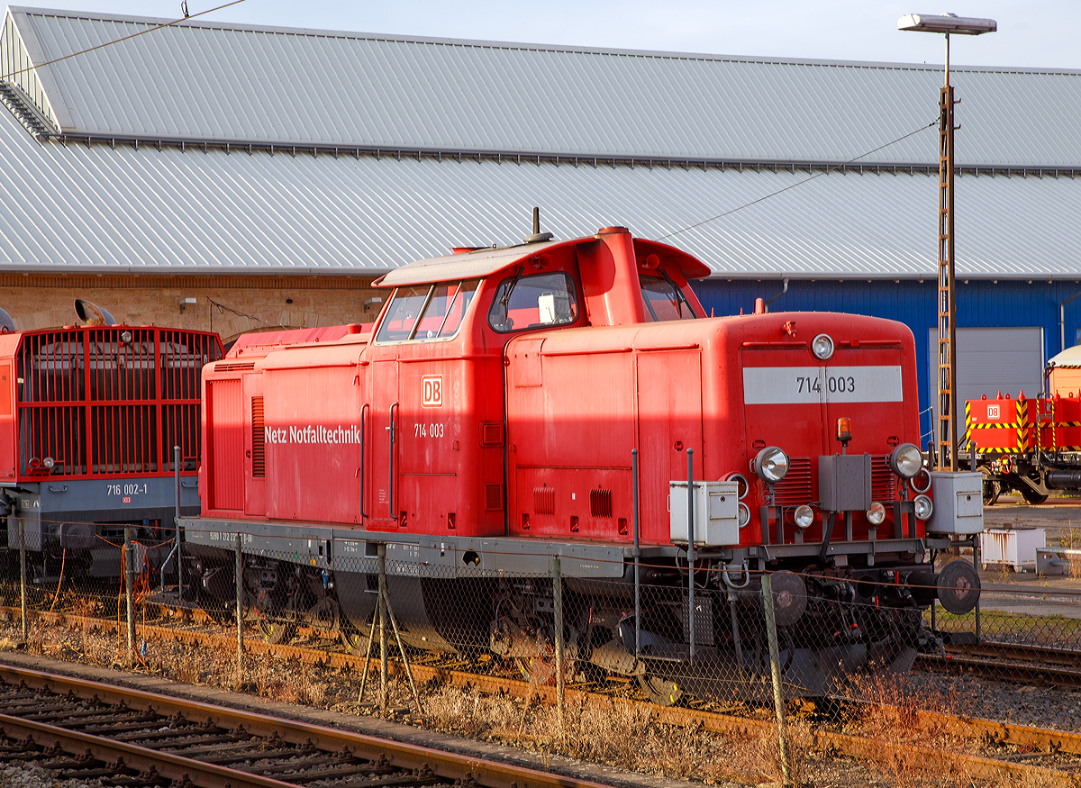Die 714 003-1 (eigentlich laut NVR-Nummer 92 80 1212 235-6 D-DB) der DB Netz Notfalltechnik, ex DB 714 235-9, ex DB 214 235-4, ex DB 212 235-6, ex DB V 100 22357, ist am 05.10.2015 beim DB Werk Fulda abgestellt und konnte vom Bahnsteig fotografiert werden. Es ist eine Lokomotive für einen Rettungszug (RTZ) bzw. Tunnelrettungszug auch Tunnelhilfszug (TuHi). Die V 100.20 wurde 1965 bei MaK in Kiel unter der Fabriknummer 1000282 gebaut und als V 100 2235 an die Deutsche Bundesbahn ausgeliefert. Umzeichnung in 212 277-8 erfolgte 1968, der Umbau zur Rettungszuglok und die Umzeichnung in DB 214 235-4 erfolgte 1991, Umzeichnung in DB 714 235-9 erfolgte 1994 und dann 1996 in 714 003-1. Sie trägt aber die NVR-Nummer 92 80 1 212 235-6 D-DB.

Diese umgebauten Loks sind wende- und doppeltraktionsfähig und unter anderem mit Video- und Wärmebildkameras, Fern- und Breitenscheinwerfern, gelben Rundumkennleuchten und Tunnelfunk (800-MHz-Band) ausgerüstet. Mit den technischen Sichthilfen soll der Zug auch bei Sichtbehinderungen durch Rauch und Nebel gezielt gesteuert werden können.

Die Dieselloks an jedem Zugende behielten zunächst ihre Nummer als Baureihe 212 und wurden dann nicht zuletzt wegen ihrer umfangreichen Sonderausstattung ab 01.01.89 als separate Baureihe 214 geführt. Schließlich wurden sie mit Wirkung vom 31.10.94 entsprechend dem Status des gesamten Zuges als Bahndienstfahrzeuge eingestuft und erhielten die Baureihenbezeichnung 714. Auch als Baureihe 714 liefen sie zunächst mit ihrer ursprünglichen Ordnungsnummer, die sie bereits als Baureihe 212 trugen. Erst ab dem 01.08.96 wurden sie dann fortlaufend nummeriert. 

Insgesamt sind drei Reserveloks vorhanden, von denen zwei erst nachträglich umgebaut und in die Baureihe 714 eingereiht wurden (1996: 714 014-8; 1997: 714 015-5). Dadurch wird gewährleistet, dass auch bei erforderlichen Untersuchungen einzelner Loks immer alle Rettungszüge einsatzbereit sind. Dieser turnusmäßige Wechsel führt allerdings auch dazu, dass an den Zügen immer wieder andere Loks zu finden sind.