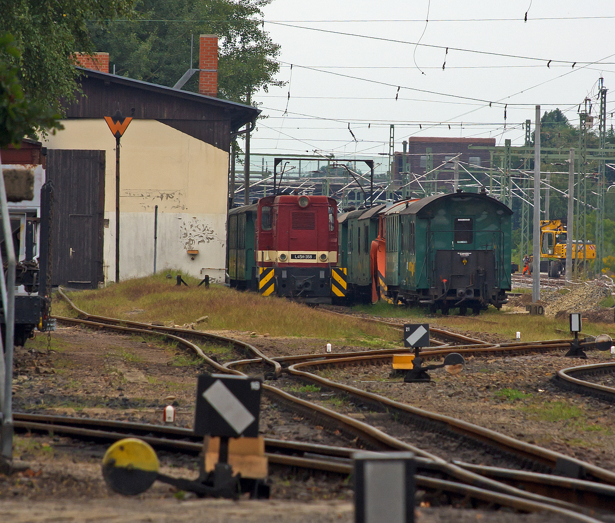 
Die 750 mm-Schmalspur-Diesellok L45H-358 der S�chsische Dampfeisenbahngesellschaft mbH (SDG) hier am 27.08.2013 beim Schmalspur-Bahnhof Radebeul Ost (L��nitzgrundbahn).  

Die Diesellokomotiven der Baureihe L45H wurde 1969 von der Lokomotivfabrik FAUR - 23. August Werke in Bukarest (Rum�nien), ehemals Malaxa, unter der Fabriknummer 20850 gebaut.

TECHNISCHE DATEN:
Achsformel:  B’B’
Spurweite:  750 mm
L�nge �ber Kupplung:  10.250 mm
H�he:  3.100 mm
Breite:  2.300 mm
Leergewicht:  32,0 t
H�chstgeschwindigkeit:  40 km/h
Installierte Leistung:  450 PS
Motorentyp: 6-Zylinder-Reihen-Motor Maybach MB836Bb (In Lizenz gebaut)
Leistungs�bertragung:  hydraulisch