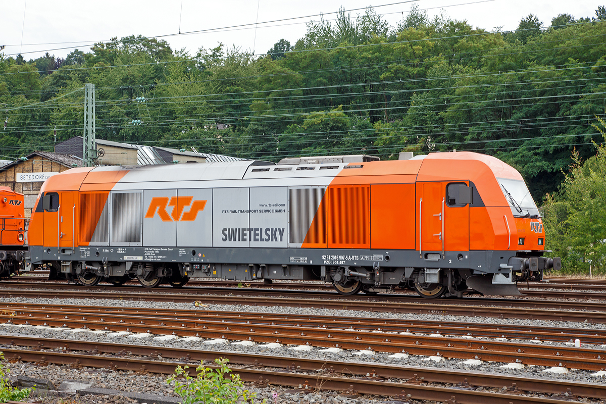 Die „Hercules“ 2016 907 (92 81 2016 907-5 A-RTS) der RTS Rail Transport Service GmbH, Graz (eine 100%ige Tochter der Swietelsky Baugesellschaft m.b.H) ist am 26.07.2015 in Betzdorf/Sieg (D) abgestellt.

Die Siemens ER20 wurde 2009 von Siemens in München unter der Fabriknummer 21595 gebaut.  Sie hat die Zulassungen für Österreich, Deutschland und Slowenien.

Der Lokomotivtyp Siemens ER20 der Eurorunner-Serie ist eine von Rail Systems (zuvor Siemens Mobility, vormals Siemens Transportation Systems) gebaute vierachsige dieselelektrische Lokomotive der mittleren Leistungsklasse.

Das Modell war zunächst im Auftrag der Österreichischen Bundesbahnen gebaut und dort als 2016 oder Hercules bezeichnet worden. Ein 2.000 kW Dieselmotor mit angeflanschtem Drehstrom-Asynchrongenerator erzeugt dabei den Strom, mit dem die vier Motoren (einer für jede Achse) angetrieben werden. Die Lokomotiven sind mit Wendezug- und Doppeltraktionssteuerung ausgestattet.

Die dieselelektrische Lokomotive hat einen aufgeladenen 16-Zylinder Common Rai Dieselmotor und Ladeluftkühlung vom Typ  MTU 16 V 4000 R41 mit einer Leistung von 2.000 kW (2.719 PS), dieser treibt einen angeflanschtem Drehstrom-Asynchrongenerator an, der erzeugt dabei den Strom, mit dem die vier Motoren (einer für jede Achse). Im Leerlauf werden zur Verbesserung der Abgaswerte acht von 16 Zylindern abgeschaltet.

Bei erhöhtem Leistungsbedarf beim Anfahren oder auf kurzen Steigungsabschnitten kann die Zugsammelschiene (für die Energieversorgung der Wagen) abgeschaltet werden. Somit steht die gesamte durch den Generator erzeugte Leistung den Fahrmotoren zur Verfügung. Der Antrieb erfolgt über einen Ritzelhohlwellenantrieb, bei dem die Motoren im Drehgestellrahmen gefedert gelagert sind, während das Getriebegehäuse mit Ritzel und Großrad ungefedert auf der Achse sitzt.

TECHNISCHE DATEN:
Achsformel:  Bo’Bo’
Spurweite:  1.435 mm (Normalspur)
Länge über Puffer:  19.280 mm
Breite:  2.870 mm
Drehzapfenabstand:  10.360 mm
Drehgestellachsabstand:  2.700 mm
Kleinster bef. Halbmesser:  100 m
Dienstmasse:  80 t
Höchstgeschwindigkeit:  140 km/h
Installierte Leistung:  2.000 kW
Motortyp:  MTU 16 V 4000 R41
Nenndrehzahl:  600 - 1.800/Minute
Leistungsübertragung:  dieselelektrisch
Traktionsleistung: 1.750 kW ohne ZS / 1.600 kW mit ZS
Tankinhalt:  2.800 l