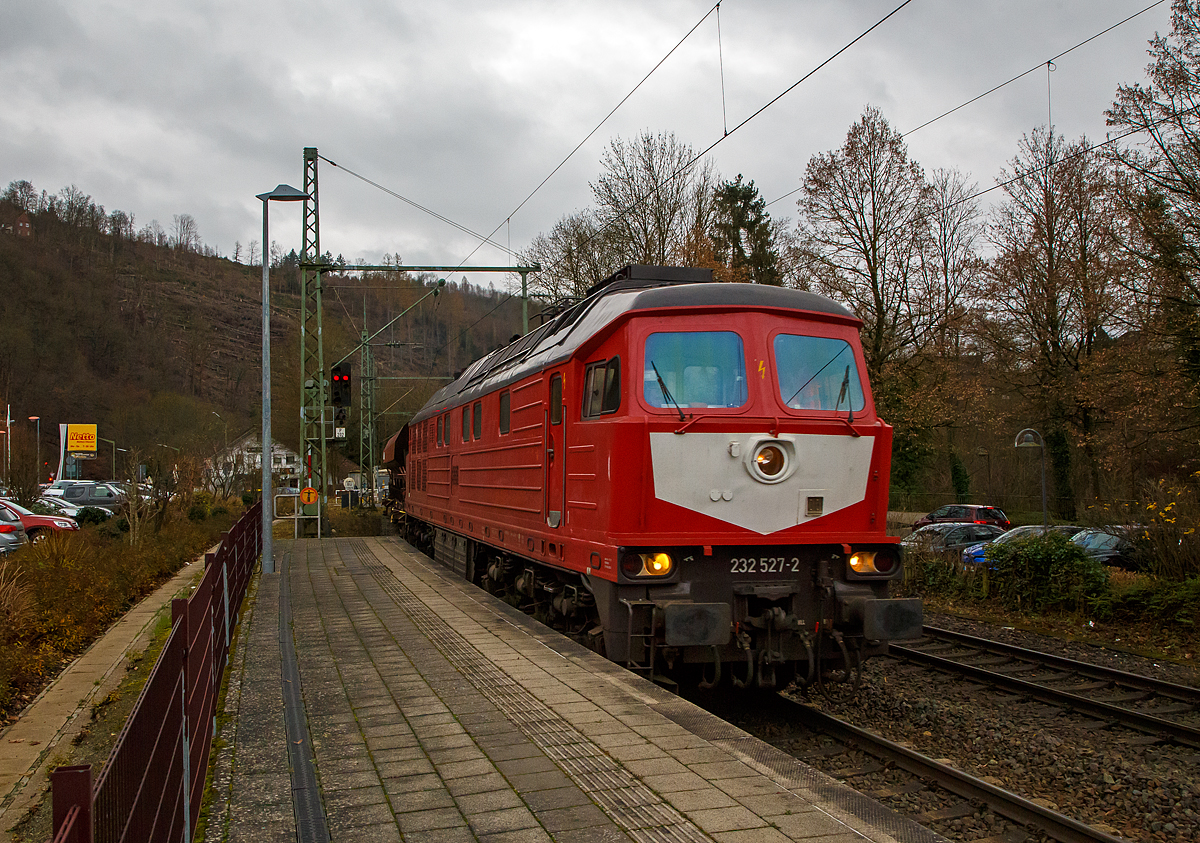 Die „Ludmilla“ 233 527-2 (92 80 1233 527-2 D-WFL) der WFL - Wedler Franz Logistik GmbH & Co. KG (Potsdam) fährt am 03.12.2021 mit einem Schotterzug durch den Bahnhof Kirchen/Sieg in Richtung Siegen.

Die Ludmilla bzw. V 300 wurde 1977 von LTS (Luhanskyj Teplowosobudiwnyj Sawod , auch bekannt als Lokomotivfabrik Lugansk (ehemals Woroschilowgrad) unter der Fabriknummer 0762 gebaut und als DR 132 527-3 an die Deutsche Reichsbahn (DR) geliefert. Zum 01.01.1992 erfolgte die Umzeichnung in DR 233 527-2 und zum 01.01.1994 dann in DB 233 527-2. Im Jahre 2015 wurde sie bei der DB Cargo ausgemustert und 2018 an die WFL verkauft.

Die Lokomotiven dieser Baureihe sind für den mittleren und schweren Streckendienst geeignet. Die Leistung vom wird von einem Kolomna 5D49 direkteinspritzenden 16-Zylinder-Viertakt-Dieselmotor mit Abgasturbolader und Ladeluftkühlung, 4 Ventile pro Zylinder, sowie mit Zylindergruppenabschaltung vom bereitgestellt. Die Höchstgeschwindigkeit beträgt 120 km/h. 

Weitere TECHNISCHE DATEN der BR 234:
Hersteller: Lokomotivfabrik „Oktoberrevolution“Lugansk
Spurweite: 1435 mm (Normalspur)
Achsformel: Co’Co’
Länge über Puffer: 20.820 mm
Drehzapfenabstand: 11.980 mm
Achsstand im Drehgestell: 2 x 1.850 mm (3.700 mm)
Breite des Lokkastens: 2.950 mm
Höhe über Schienenoberkannte: 4.590 über SOK
Dienstgewicht: 124 t
Radsatzfahrmasse: 20,6 t
Anfahrzugkraft: 294 kN
Dauerzugkraft: 194 kN
Höchstgeschwindigkeit: 120 km/h
Treibraddurchmesser: 1.050 mm (neu) / 952 mm (abgefahren)

Motorart: direkteinspritzenden V-16-Zylinder-Viertakt-Dieselmotor mit Abgasturbolader und Ladeluftkühlung, 4 Ventile pro Zylinder, mit Zylindergruppenabschaltung
Motorentyp: Kolomna 5D49
Motorhubraum: 220,9 l
Ladeluftdruck: 1,3 bar
Einspritzbeginndruck: 320 bar
Max. Verbrennungsdruck: 115 bar
Motorleistung: 2.230 kW (3.000 PS)

Leistungsübertragung: elektrisch
Traktionsgeneratortyp: GS-501A
Traktionsgeneratorleistung: 2.190kW
Traktionsleistung: 1.830 kW (6 x 305 kW)
Anzahl der Fahrmotoren: 6 vom Typ ED 118
Tankinhalt: max. 6.000 l (Grenzwertüberwacht bei 5.400 l)
Bremse: KE-GPR + E mZ