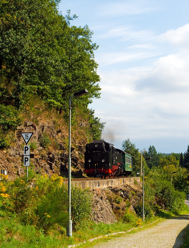 Die 99 1771-7 der Wei�eritztalbahn, ex (DB) DR 099 736-1, ex DR 99 771 erreicht am 26.08.2013 mit ihren Personenzug den Bahnhof Seifersdorf. 

Die 750mm DR Neubaulok wurde 1952 unter der Fabriknummer 32010 bei VEB Lokomotivbau Karl Marx in Babelsberg gebaut.