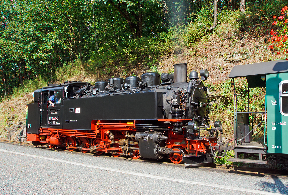 Die 99 1771-7 der Wei�eritztalbahn, ex (DB) DR 099 736-1, ex DR 99 771 erreicht am 26.08.2013 mit ihren Personenzug den Bahnhof Seifersdorf. 

Die 750mm DR Neubaulok der Baureihe 99.77–79 (s�chsische VII K Neubau) wurde 1952 unter der Fabriknummer 32010 bei VEB Lokomotivbau Karl Marx in Babelsberg (vormals O&K) gebaut.
Neben der Baureihe 99.73–76 (s�chsische VII K Altbau) geh�ren diese Lokomotiven mit 600 PS (441 KW)Leistung zu den Leistungsst�rksten Loks der Spurweite 750 mm.

Technische Merkmale:
Entsprechend den damals modernen Baugrunds�tzen sind die Lokomotiven komplette Schwei�konstruktionen. �u�erlich auff�llige Unterschiede zur Vorg�ngerbaureihe 99.73-76 sind der fehlende Vorw�rmer mit Kolbenspeisepumpe und die den F�hrerstand vollst�ndig abschlie�enden hohen T�ren.
Im Unterschied zum Barrenrahmen der 99.73–76 erhielten die Maschinen einen 30 mm starken Blechrahmen, wie er sich schon bei der Baureihe 52 bew�hrt hatte.

Wie auch bei der Einheitslok ist die dritte Kuppelachse Treibachse und die Laufachsen werden in Bisselgestellen mit � 120 mm Seitenverschiebbarkeit gef�hrt.  Die erste, dritte und f�nfte Kuppelachse sind fest im Rahmen gelagert, die zweite und vierte sind � 24 mm seitenverschiebbar und die Treibachse ist spurkranzlos. Daraus ergibt sich ein fester Achsstand von 4000 mm.

Die Fahrzeuge f�hren 5,8 m� Wasser und 3,6 Tonnen Kohle mit. Unterschiedlich sind die Lichtmaschinen. Die Maschinen auf R�gen sind mit Einheitsturbogeneratoren mit 0,5 kW Leistung ausger�stet. In Sachsen, wo die gesamte Energie f�r den Wagenzug von der Lok erzeugt wird, werden deutlich gr��ere Lichtmaschinen mit einer Leistung von 10 kW verwendet.

Technische Daten:
Bauart:  1’E1’ h2t
Gattung:  K 57.9
Spurweite:  750 mm
L�nge �ber Kupplung:  11.300 mm
L�nge:  10.000 mm
H�he:  3.550 mm
Fester Radstand:  4.000 mm
Gesamtradstand:  7.600 mm
Kleinster bef. Halbmesser:  50 m
Leermasse:  41,5 t
Dienstmasse:  55,0 t
Reibungsmasse:  45,0 t
Radsatzfahrmasse:  9,0 t
H�chstgeschwindigkeit:  30 km/h
Indizierte Leistung:  441 kW (600 PS)
Treibraddurchmesser:  800 mm
Laufraddurchmesser:  550 mm
Steuerungsart:  Heusinger
Zylinderanzahl:  2
Zylinderdurchmesser:  450 mm
Kolbenhub:  400 mm
Kessel�berdruck:  14 bar
Anzahl der Heizrohre:  92
Anzahl der Rauchrohre:  28
Heizrohrl�nge:  3200 mm
Rostfl�che:  2,57 m�
Strahlungsheizfl�che:  8,50 m�
Rohrheizfl�che:  68,40 m�
�berhitzerfl�che:  28,80 m�
Verdampfungsheizfl�che:  76,90 m�
Wasservorrat:  5,8 m�
Brennstoffvorrat:  3,6 t Kohle
Lokbremse:  Knorr-Druckluftbremse (urspr�nglich saugluftgesteuert) mit Zusatzbremse
Zugbremse:  Hardy-Saugluftbremse, K�rting-Saugluftbremse, Knorr-Druckluftbremse
Zugheizung:  Dampf
Kupplungstyp:  Scharfenbergkupplung, auf R�gen und bei der Trusebahn Ausgleichskupplung