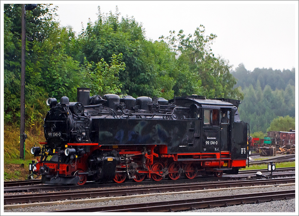 Die  99 741 der Wei�eritztalbahn, hier ausgeliehen von der Fichtelbergbahn (ex DB 099 725-4, ex DR 99 1741-0) am 25.08.2013  beim Umsetzen im Bahnhof Oberwiesenthal. 

Die 750 mm-schmalspurige Dampflok der Altbau-Baureihe 99.73-76 wurde 1928 bei S�chsische Maschinenfabrik (SMF) vorm. Richard Hartmann AG in Chemnitz unter der Fabriknummer 4691 gebaut.

Diese 5-fach-gekuppelten Loks der Gattung K 57.9 haben eine Leistung von 600 PS, zusammen mit der Nachfolgebauart Baureihe 99.77 - 79 stellen die Lokomotiven die st�rksten Schmalspurlokomotiven f�r 750 mm-Spurweite in Deutschland dar.

Bauart: 1´E1´h2t
Gattung: K 57.9
Spurweite: 750 mm
L�nge �ber Kupplung: 10.540 mm
H�he: 3.570 mm
Fester Radstand: 4.000 mm
Gesamtradstand: 7.600 mm
Kleinster befahrbarer Radius: 50m
Leergewicht: 44,3 t
Dienstgewicht: 56,7 t
Reibungsmasse: 46,1 t
H�chstgeschwindigkeit:  30 km/h
Indizierte Leistung: 600 PSi, 441 kW
Anfahrzugkraft: 83,35 kN
Steuerungsart: Heusinger
Zylinderanzahl: 2
Kessel�berdruck: 14 bar
Wasservorrat: 5,80 m�
Brennstoffvorrat: 2,5 t Kohle
Lokbremse: Knorr-Druckluftbremse, urspr�nglich saugluftgesteuert, mit Zusatzbremse
Zugbremse: K�rting-Saugluftbremse, anfangs Heberleinbremse, heute Knorr-Druckluftbremse
Zugheizung: Dampf
Kupplungstyp: Scharfenbergkupplung
