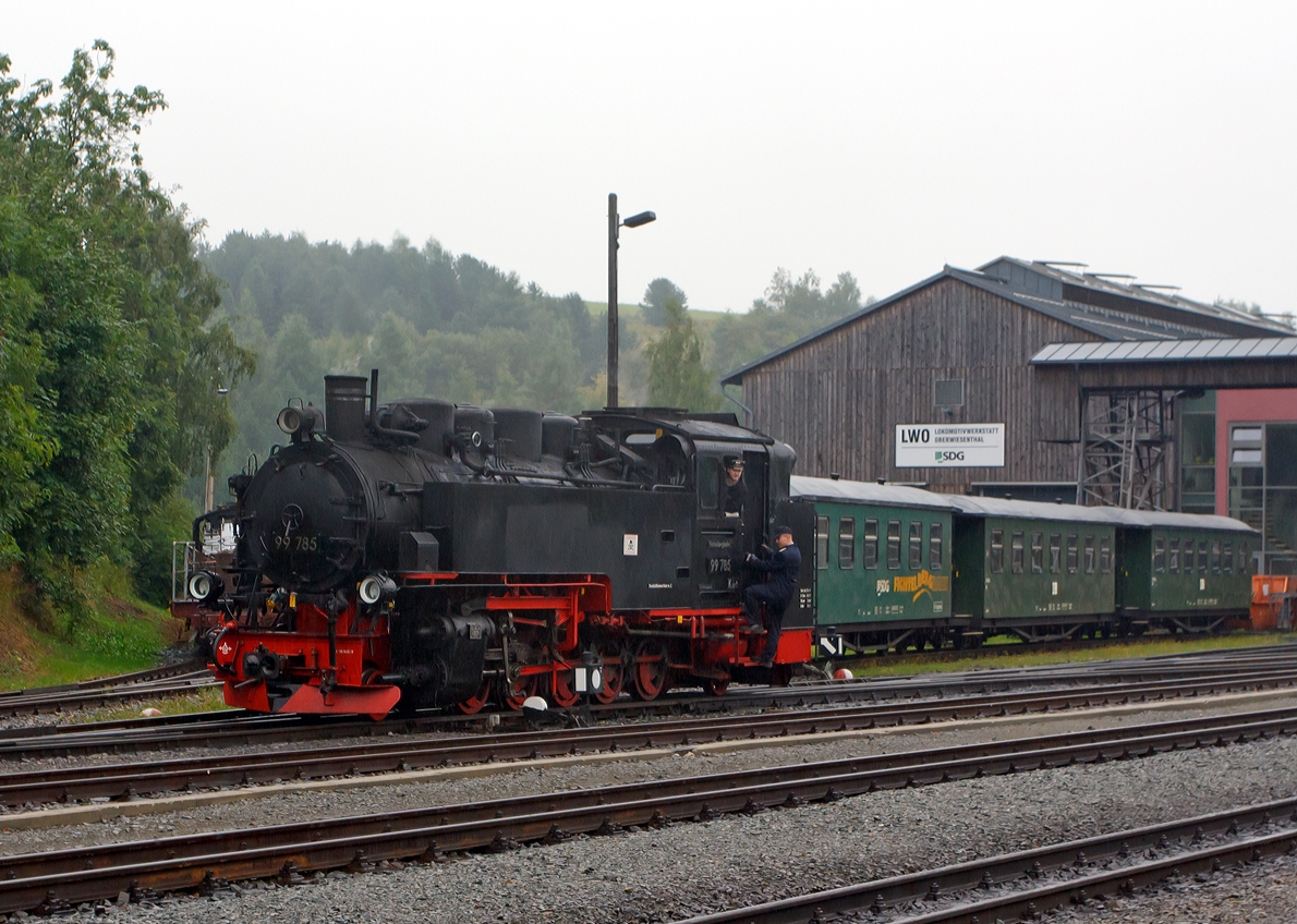 Die 99 785 der Fichtelbergbahn (ex DB 099 749-4, ex DR 99 1785-7) am 25.08.2013 beim Umsetzen in Oberwiesenthal. 

Diese Lok der Baureihe 99.77–79 (s�chsische VII K Neubau) wurde 1953 bei VEB Lokomotivbau Karl Marx, Babelsberg (vormals O&K) unter der Fabriknummer 32026 gebaut, 1992 erfolgte eine Rekonstruktion im Raw Meiningen (mit Kessel-Nr. 1476 und Rahmen-Nr. 12).  Neben der Baureihe 99.73–76 (s�chsische VII K Altbau) geh�ren diese Lokomotiven mit 600 PS (441 KW)Leistung zu den Leistungsst�rksten Loks der Spurweite 750 mm.