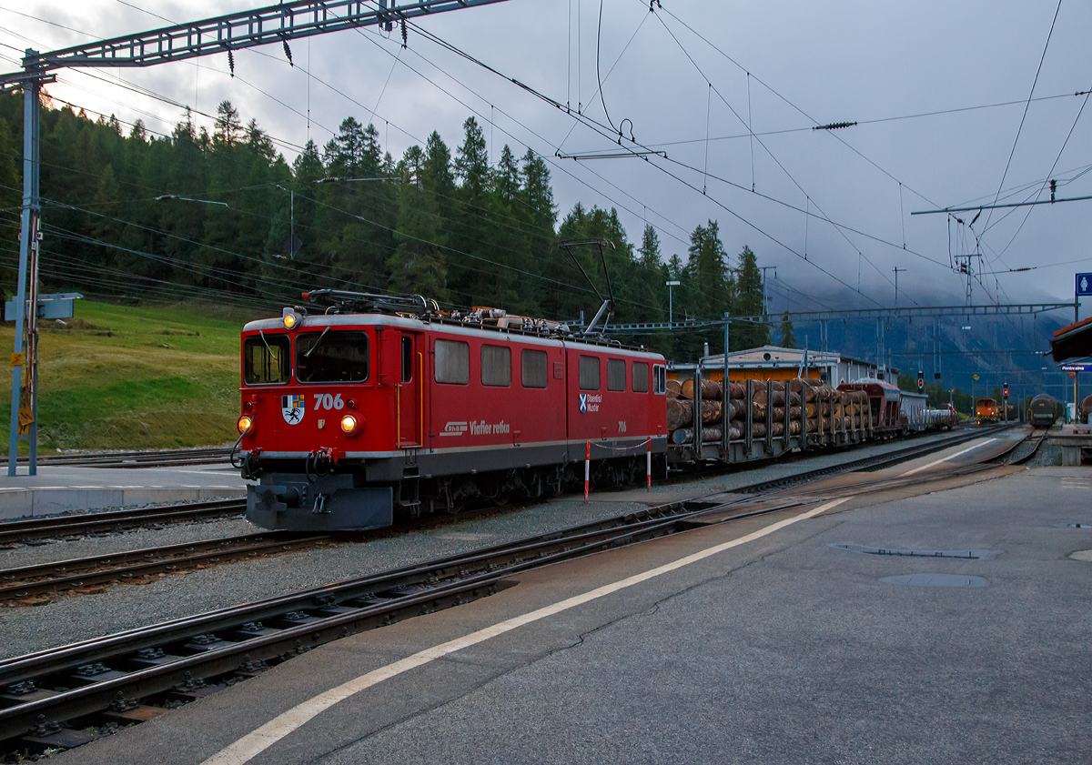 
Die Abendstunden rückten näher, so fragte meine Frau   Worauf wartest Du eigentlich noch . 
Meine Antwort  Auf einen Güterzug  
So Sie   Jetzt kommt doch kein Güterzug mehr  
Und siehe da, es kam doch ein Güterzug: Die RhB Ge 6/6 II 706  Disentis/Mustér  kommt am 12.09.2017 um 19.30 Uhr mit einem Güterzug im Bahnhof Pontresina an.