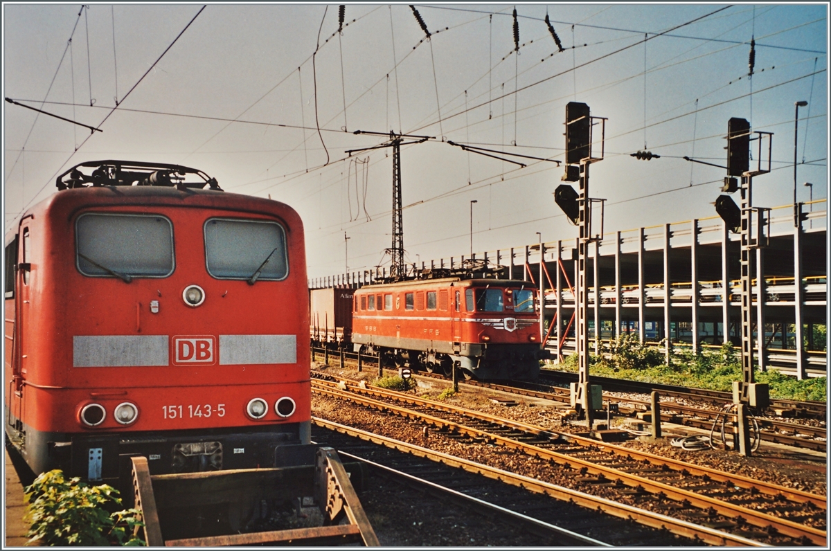 Die Ae 6/6 11402  Uri  erreicht mit einem Güterzug den Badischen Bahnhof von Basel, was für die Langlebigkeit des Prototyps der Ae 6/6 spricht. 

Analogbild vom August 2002