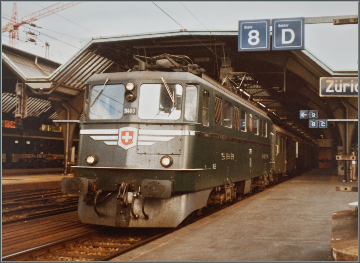 Die Ae 6/6 11403 in Zürich HB. 
Sept. 1984
