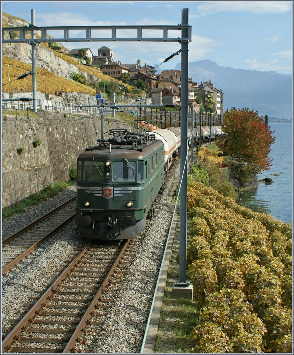 Die Ae 6/6 11405  Nidwalden  mit einem Güterzug bei St-Saphorin.
20. Okt. 2008