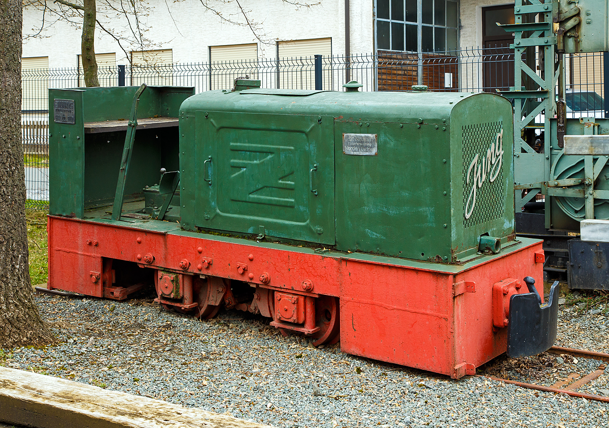 Die als Denkmal aufgestellte Jung ZL 114 Feldbahnlok (Jung 9570) am 26.03.2016 im Deutschen Dampflokomotiv-Museum DDM in Neuenmarkt-Wirsberg.

Die Lok vom Typ JUNG ZL 114 wurde 1940 von Arnold Jung Lokomotivfabrik GmbH, Jungenthal bei Kirchen a.d. Sieg unter der Fabriknummer 9570 gebaut und über Firma Ernst Carstens KG in Hamburg (Hädler) an die Baufirma Gebrüder Neumann im ostfriesischen Norden geliefert. Dort blieb sie bis Mitte der 1970er Jahre als Bauzuglok im Einsatz und wurde anschließend vom DDM übernommen.

Der Loktyp ZL 114 zählt zu dem Jung Diesellokprogramm der 2. Generation und wurde von 1935 bis 1960 in einer Stückzahl von ca. 800 Loks gefertigt. Die Lok ist mit einem Jung Zweizylinder-Zweitaktdieselmotor SZ 110 (Stehender Einzylinder Zweitaktmotor mit einem Kolbendurchmesser von 110 mm) mit 22-24PS Leistung bei 1.000 U/min ausgerüstet (Fabrik-Nr. 6087), diese Motoren baute Jung selbst. Über ein mechanisches Vierganggetriebe Typ 24 F (Fabrik-Nr. 3560) können Geschwindigkeiten von 4 – 7,8 – 11 - 15 km/h erreicht werden. Motor und Getriebe sind auf einen Rahmen vom Typ 24 L aufgebaut. Die Leistungsübertagung vom Getriebe auf die Achsen erfolgt über Rollenketten.

TECHNISCHE DATEN:
Typ: ZL 114
Spurweite: 600 mm
Anzahl der Achsen: 2
Bauart: B-dm
Länge über Puffer: 3.420 mm
Achsstand: 890 mm
Gewicht: 5.400 kg
Motor: Jung SZ 110 ein 2-Zylinder-2-Takt-Dieselmotor 
Leistung: 22 / 24 PS 
Nenndrehzahl: 1.000 U/min
Höchstgeschwindigkeit: 15 km/h
Zugkraft: 1.200 kg
