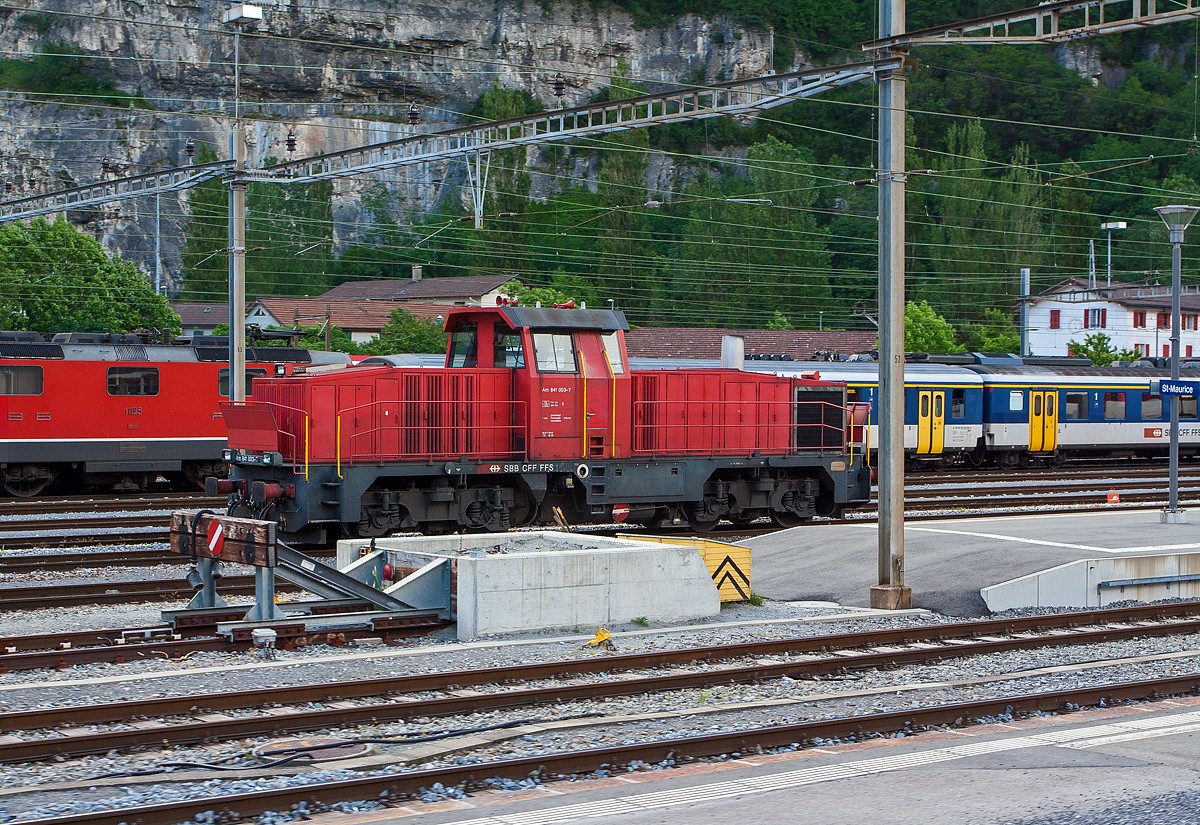 Die Am 841 003-7 der SBB Infrastruktur steht am 28.05.2012 im Bahnhof Saint-Maurice (VS – Wallis).

Die Lok vom Typ GEC Alsthom GA-DE 900/AS wurde 1996 von der GEC Alsthom Transport SA in Valencia, Spanien (ab 2005 Vossloh España, seit 2015 Stadler Rail Valencia S.A.U.)  unter der Fabriknummer 1981 gebaut und an die SBB geliefert. Die Auslieferung der Loks erfolgte 1996 bis 1997. Auf breitspurigen Hilfsdrehgestellen gelangten die Lokomotiven an die französische Grenze und dann paketweise als Bahntransport zur SLM nach Winterthur, wo die Inbetriebsetzung erfolgte.

Der SBB fehlten Anfang der 1990er-Jahre Diesellokomotiven, die schwere Bauzüge bei geringen Geschwindigkeiten befördern konnten. Die sieben Am 4/4 ex DB V 200.0 hatten sich für diesen Einsatz überhaupt nicht bewährt und es mussten dringend geeignete Diesellokomotiven für die verschiedenen Netzausbauprojekte beschafft werden. Auch für die Güternahzustellung fehlten genügend leistungsfähige thermische Triebfahrzeuge. Nach einer internationalen Ausschreibung fiel die Wahl auf GEC Alsthom Transport in Valencia, wo die SBB Ende 1994 dreißig Lokomotiven des Typs GA-DE 900/AS bestellte, Mitte 1996 wurde sie Bestellung auf 40 Lokomotiven erhöht.

Die Lokomotive basiert auf der spanischen Baureihe 311, die von den verstaatlichten Maquinista, Ateinsa und Babcock&Wilcox für die RENFE gebaut worden waren. Maquiniste in Barcelona, Ateinsa in Madrid sowie Meinfesa in Valencia wurden von GEC Alsthom übernommen. Die spanische Version erhielt eine elektrische Ausrüstung von Siemens. Dies war bei den SBB Am 84, die ja nun bei GEC Alsthom bestellt wurden, nicht mehr möglich.

Technik:
Es handelt sich um eine vierachsige dieselelektrische Lokomotive mit der Achsfolge Bo'Bo' und einem Mittelführerstand. Als Traktionsmotor kommt ein MTU-V8-Dieselmotor des Typs 8V 396 TB 14, mit 920 kW (1.250 PS) Leistung, zum Einsatz. Es handelt sich um einen einfachwirkenden Viertakt-Dieselmotor mit Direkteinspritzung mit Abgasturboaufladung und Ladeluftkühlung. Die Zylinder sind in V-Form mit einem Winkel von 90° angeordnet. Der Motor ist wassergekühlt und besitzt eine Zylinderbohrung von 165 mm bei einem Kolbenhub von 185 mm, woraus sich ein Gesamthubraum von 31,6 Liter ergibt. Das Verdichtungsverhältnis ist 13,5:1. Dem Motor ist direkt mit dem Drehstromhauptgenerator, dem Hilfsgenerator und zwei Hydrostatikpumpen verbunden. Das Kühlwasser wird mit einer Vorheizung auf die Betriebstemperatur von 40° gebracht.
Die vier Fahrmotoren sind als Asynchronmotoren mit Drehstromversorgung aufgebaut und werden mit variabler Spannung und Frequenz gespeist. 

Die Am 841 besitzen eine Funkfernsteuerung und sind auch vielfachsteuerbar, d. h., es können bis zu drei Am 841 zusammen von einem Führerstand aus bedient werden. Die Vielfachsteuerung ist aber nur untereinander und mit keiner anderen Lokomotiv- oder Steuerwagenserie möglich. Die Lokomotiven sind voll streckentauglich, denn alle Lokomotiven sind mit den Zugsicherungssystemen Signum und ZUB ausgeliefert worden. Bei allen Fahrzeugen wurde das Eurobalise-Transmission-Modul (ETM) zum Empfang von Informationen aus Eurobalisen und Euroloops nachgerüstet (ETCS Level 1). Einige Lokomotiven besitzen sogar das vollwertige ETCS Level 2 und sind damit auch auf Neubaustrecken einsetzbar.

Anlässlich der Bereinigung der Flotten bei SBB Infrastruktur und SBB Cargo, gelangten alle vierzig Diesellokomotiven zur Infrastruktur, wo sie in Einzel- bis Dreifachtraktion verkehren können. Für den Streckeneinsatz sind die Fahrzeuge seit der Ablieferung mit Zugsicherung ausgerüstet. Zwei ETCS-taugliche Lokomotiven werden für den Hilfswagen des Lösch- und Rettungszuges Olten benötigt, zugleich sind sie als Abschlepplokomotiven für die Neubaustrecke bestimmt.

TECHNISCHE DATEN:
Gebaute Stückzahl: 40
Spurweite: 1.435 mm
Achsformel: Bo’Bo’

Länge über Puffer: 14.160 mm
Drehzapfenabstand: 7.450 mm
Achsabstand im Drehgestell: 2.300 mm
Treibraddurchmesser: 	1.100 mm (neu)
Höhe: 4.275 mm
Breite: 2.900 mm
Dienstgewicht: 72 t
Höchstgeschwindigkeit: 80 km/h (geschleppt 100 km/h)
Motorleistung: 920 kW (1.250 PS) bei 1.800 U/min
Traktionsleistung (Leistung am Rad): 724 kW (985 PS)
Anzahl der Fahrmotoren: 4
Leistungsübertragung: Elektrisch
Tankinhalt: 2.000l
Bremse: elektrische Widerstandsbremse
Lokbremse: Federspeicher-Bremse
Zugbremse: UIC-Druckluftbremse

Aktuell (2021) geplanter Umbau:
Das Frauenfelder Unternehmen Müller Technologie AG plant, bis 2023 mindestens zehn Am 841 zu Hybridlokomotiven Aeam 841 umzubauen. Die Lokomotiven werden mit Stromabnehmer, Transformator und Batterie sowie einem neuen kleineren Dieselmotor ausgestattet. Die Höchstgeschwindigkeit wird auf 100 km/h erhöht.

Die Ökologischen Vorteile sind:
•	Fahrten von und zu den Baustellen können rein elektrisch zurückgelegt werden.
•	Auf der Baustelle ist der Dieselmotor im Einsatz und erreicht, zusammen mit der Batterie, dieselbe Leistung wie momentan
•	Der neue Dieselmotor der neusten Emissionsstufe ist um ein Mehrfaches sauberer als der bestehende
•	Kurze Strecken und Arbeiten im Tunnel können im Batteriebetrieb zurückgelegt werden
•	Der Dieselmotor kann im Arbeitsbetrieb temporär ausgeschaltet werden, es stehen trotzdem alle Funktionen des Fahrzeuges weiterhin zur Verfügung
•	Einsparung an Diesel
•	Der Motor kann dauerhaft auf Betriebstemperatur gehalten werden und ist dadurch direkt nach dem Start voll belastbar

Das Reﬁt der Am 841 bringt überzeugende Vorteile mit sich. Zum einen müssen keine neuen Lokomotiven angeschafft werden. Zum anderen sind die umgerüsteten Bau- und Rangierlokomotiven wesentlich umweltfreundlicher als die bisherigen. Mit einer weiteren Laufzeit von 20-25 Jahren wird der Umweltgedanke nachhaltig umgesetzt.
