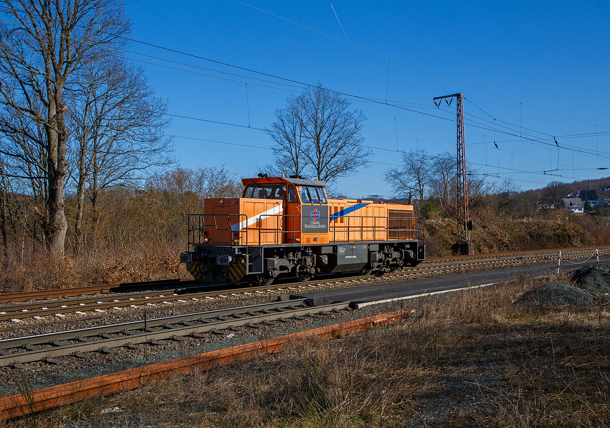 Die an die BEG - Bocholter Eisenbahngesellschaft mbH vermietete 275 105-0 (92 80 1275 105-5 D-NRAIL) eine Vossloh G 1206 der Northrail rauscht am 09.03.2022 auf Tfzf (Triebfahrzeugfahrt) durch Rudersdorf (Kr. Siegen) in nördlicher Richtung.

Die G 1206 wurde 2004 von Vossloh unter der Fabriknummer 1001491 gebaut und an die RCB rail center Bützow GmbH & Co. KG als RC 0507 „Marita Koch“ ausgeliefert. Bereits 2006 wurde sie an die MWB-Mittelweserbahn GmbH in Bruchhausen-Vilsen als MWB V 2105 verkauft. Zur Northrail kam sie dann 2013.
