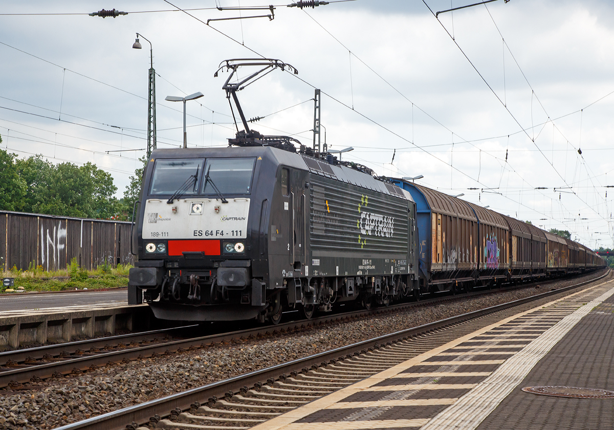 
Die an die Captrain vermietete MRCE Dispolok ES 64 F4-111 bzw. 189 111-8 (91 80 6189 111-8 D-DISPO) fährt am 27.06.2015 mit ihrem langen Güterzug durch Bonn-Beuel in Richtung Norden. 

Die Siemens ES 64 F4 wurde 2009 von Sieme3ns in München unter der Fabriknummer 2021515 gebaut. Sie hat das Paket Class 189-VE und kann so in Ländern Deutschland, Österreich, Italien, Slowenien, Kroatien und in den Niederlanden fahren.