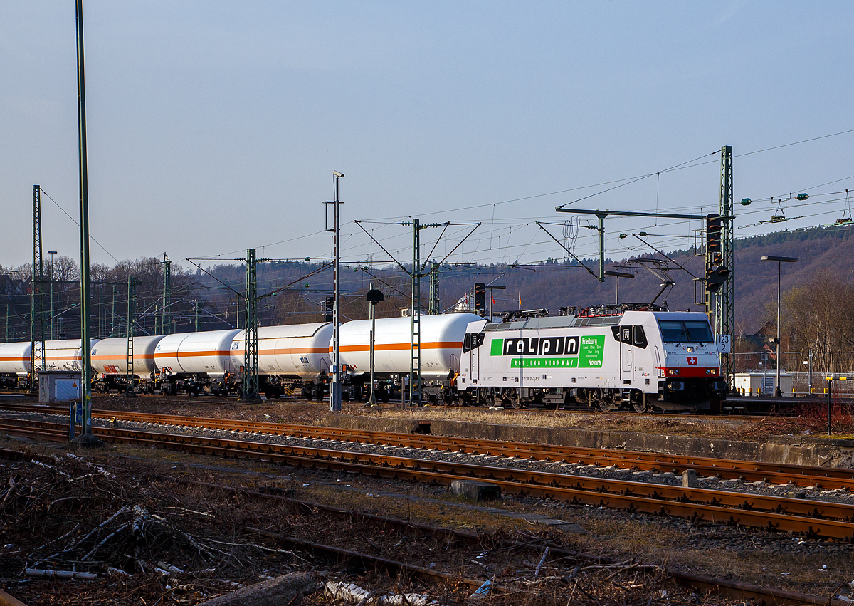 Die an die Cargologic AG (Kloten) vermieteten und bei der BLS Cargo AG eingestellten 186 910  (91 83 2186 910-2 I-BLSC) der AKIEM SAS, fährt am 03.03.2021 mit einem Kesselwagenzug durch Betzdorf (Sieg) in Richtung Siegen. Die Lok macht Werbung für die Rollende Landstraße (RoLa) Freiburg i.B. - Novara der RAlpin AG.

Die TRAXX F140 MS wurde 2008 von Bombardier in Kassel unter der Fabriknummer 3437 gebaut und hat die Zulassungen für Deutschland, Österreich, Schweiz und Italien. Ursprünglicher Eigentümer war das Leasingunternehmen CBRail S.à r.l., ab 2013 dann Macquarie European Rail Limited (Luxembourg) und nun die AKIEM SAS, die das Leasinggeschäft für Schienenfahrzeuge der Macquarie Europeto Rail im April 2020 erworben hat.

Die Station (Mieter) der TRAXX waren u.a.:
Geliefert an  CBRail S.à r.l. (Luxembourg)  als E 186 910, eingestellt von Bombardier Transportation Kassel unter NVR-Nummer 91 80 6186 910-6 D-BTK und vermietet an Linea S.p.A., Pozzolo Formigaro (Italien)
2012 Rail Cargo Italia S.r.l..
2014 vermietet an Crossrail AG (91 83 2186 910-2 I-XRAIL)
2017  vermietet an SBB Cargo International AG
Seit 2018 Cargologic AG, Kloten (ehemals Crossrail)
