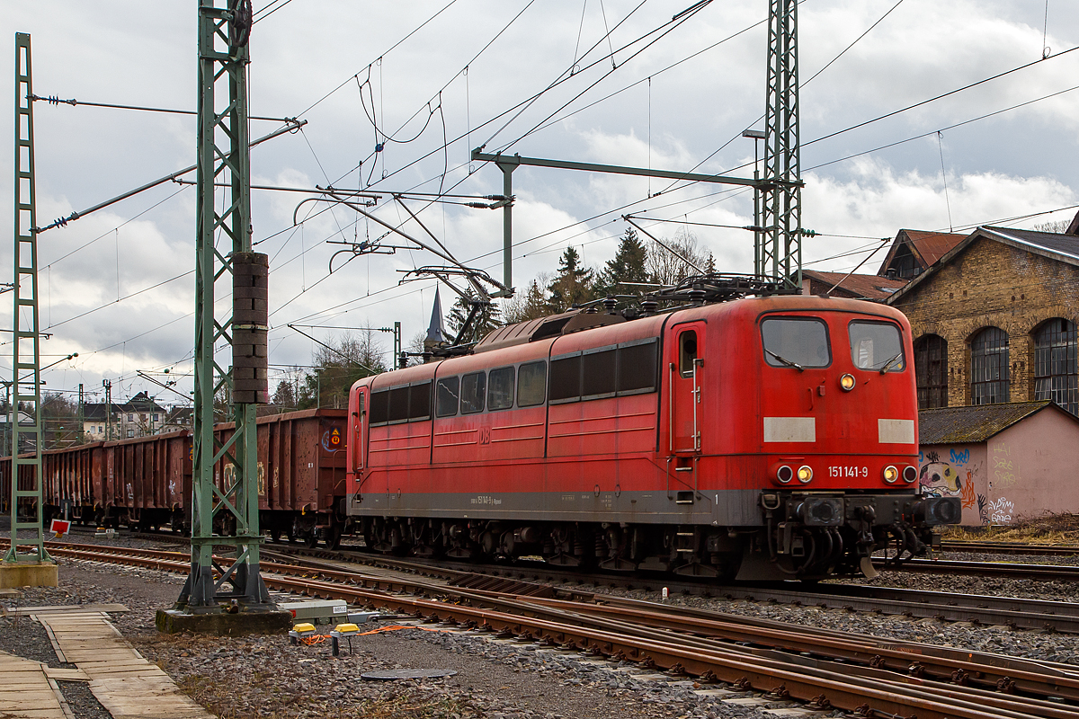 Die an die DB Cargo AG vermietete151 141-9 (91 80 6151 141-9 D-Rpool) der Railpool GmbH (München), ex DB 151 141-9, fährt am 21.01.2021 mit einem Güterzug (Ganzzug mit offenen Güterwagen der Gattung Enos-x) durch Betzdorf/Sieg in Richtung Köln.

Nochmals einen lieben Gruß an den freundlichen Lokführer zurück, der mich freundlich mit Signal und Handzeichen grüßte. Auch wenn auf der Siegstrecke wenig fährt, macht so die Bahnfotografie spaß.

Die Lok wurde 1976 von der Krauss-Maffei AG in München-Allach unter der Fabriknummer 19809 gebaut, der elektrische Teil ist von Siemens. Bis 31.12.2016 gehörte sie zur DB. Zum 01.01.2017 wurden je 100 sechsachsige elektrische Altbau-Lokomotiven der Baureihen 151 und 155 an ein Konsortium aus dem Lokvermieter Railpool verkauft. Die DB Cargo mietet daraufhin 100 Loks von Railpool wieder an. Die anderen Maschinen werden dem freien Markt angeboten.