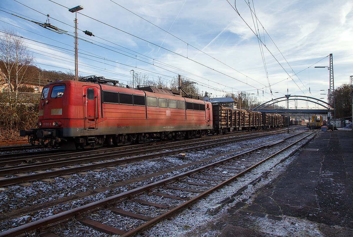 Die an die DB Cargo AG vermietete Railpool 151 099-9 (91 80 6151 099-9 D-Rpool), fährt nun am 22.12.2021 vom Rangierbahnhof Kreuztal, mit einem langen gemischten Güterzug, in Richtung Hagen los. Der Güterzug sah sehr schwer aus, so fuhr die Lok auch recht gemächlich an. Aber diese sechsachsigen Loks (Co’Co’) sind immer noch starke Zugpferde, und manche moderne Lok hat nicht diese Leistungsfähigkeit.

Mit einer Stundenleistung von 6.288 kW (8.550 PS) bei 92 km/h und einer Anfahrzugkraft von 395 kN können diese Loks 3.000 t Züge bei 3 ‰ Steigung noch mit einer Dauergeschwindigkeit 75 km/h ziehen, bei 2.000 t Zügen sind es 100 km/h.

Die Lok wurde 1976 von Krupp unter der Fabriknummer 5349 gebaut und an die Deutsche Bundesbahn geliefert. Bis 31.12.2016 gehörte sie zur DB Cargo AG. Zum 01.01.2017 wurden je 100 sechsachsige elektrische Altbau-Lokomotiven der Baureihen 151 und 155 an ein Konsortium aus dem Lokvermieter Railpool verkauft. Die DB Cargo mietet daraufhin 100 Loks von Railpool wieder an. Die anderen Maschinen werden dem freien Markt angeboten.

Technische Daten der BR 151:
Spurweite: 1.435 mm
Achsformel: Co'Co'
Länge über Puffer: 19.490 mm
Drehzapfenabstand:10.160 mm 
Achsstand der Drehgestelle:  4.450 mm 
Treibraddurchmesser:  1.250 mm (neu)
Dienstgewicht: 118,0 t
Achslast: 19,7 t
Dauerleistung: 5.982 kW (8.134 PS) bei 95 km/h
Stundenleistung: 6.288 kW (8.550 PS) bei 92 km/h
Anfahrzugkraft: 395 kN
Stundenzugkraft: 248 kN
Dauerzugkraft: 232 kN
Höchstgeschwindigkeit: 120 km/h
Fahrmotoren: 6 (AEG WBM372-22)
Fahrmotorgewicht: 2.850 kg (je Motor)
Antrieb: Gummiringfeder-Antrieb
Getriebeübersetzung: 1:2,628
Bauart der Bremseinrichtungen: KE-GP P2-EmZ
Elektrische Bremse: Thyristorgesteuerte Gleichstrom Widerstandsbremse
Max. Leistung elektr. Bremse: 6.660 KW
Bremskraft der elektrischen Bremse: 187 kN
Kleinster Kurvenradius:  140 m