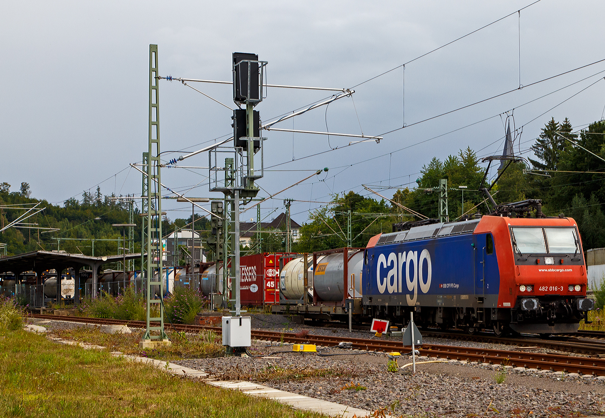 Die an die DB Cargo Deutschland AG vermietete Re 482 016-3 (91 85 4482 016-3 CH-SBBC) der SBB Cargo AG fährt am 20.08.2021 mit einem Container-Zug durch Betzdorf/Sieg in Richtung Köln.

Die TRAXX F140 AC1 wurde 2003 von Bombardier in Kassel unter der Fabriknummer  33565 gebaut und an die SBB Cargo AG geliefert. Sie hat die Zulassungen und Zugbeeinflussungssysteme für die Schweiz und Deutschland. Zurzeit ist sie an die DB Cargo vermietet.
