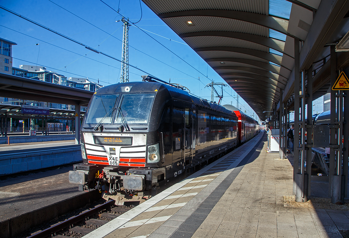 Die an die DB Regio vermiete und mit Nahverkehrspaket ausgestattete MRCE Dispolok X4 E – 865 bzw. 193 865 (91 80 6193 865-3 D-DISPO) fährt am 11.06.2022, mit dem RB 51 „Kinzigtalbahn“  von Wächtersbach (mit Doppelstockwagen) in den Hauptbahnhof Frankfurt am Main ein. Kurz drauf fährt sie dann wieder als RE 50 „Kinzigtalbahn“  die Verbindung Frankfurt Hbf – Offenbach Hbf – Hanau Hbf –Wächtersbach – Fulda.

Die Siemens Vectron AC  wurde 2015 von Siemens Mobilitiy in München-Allach unter der Fabriknummer 21951gebaut. Diese Vectron Lokomotive ist als AC – Lokomotive (Wechselstrom-Variante) mit 6.400 kW Leistung konzipiert und zugelassen für 200 km/h in Deutschland und Österreich (D/A). Im November 2011 bekam sie bei Siemens in Werk München-Allach das Nahverkehrspaket und fährt seit Dezember 2021 für die DB Regio.

