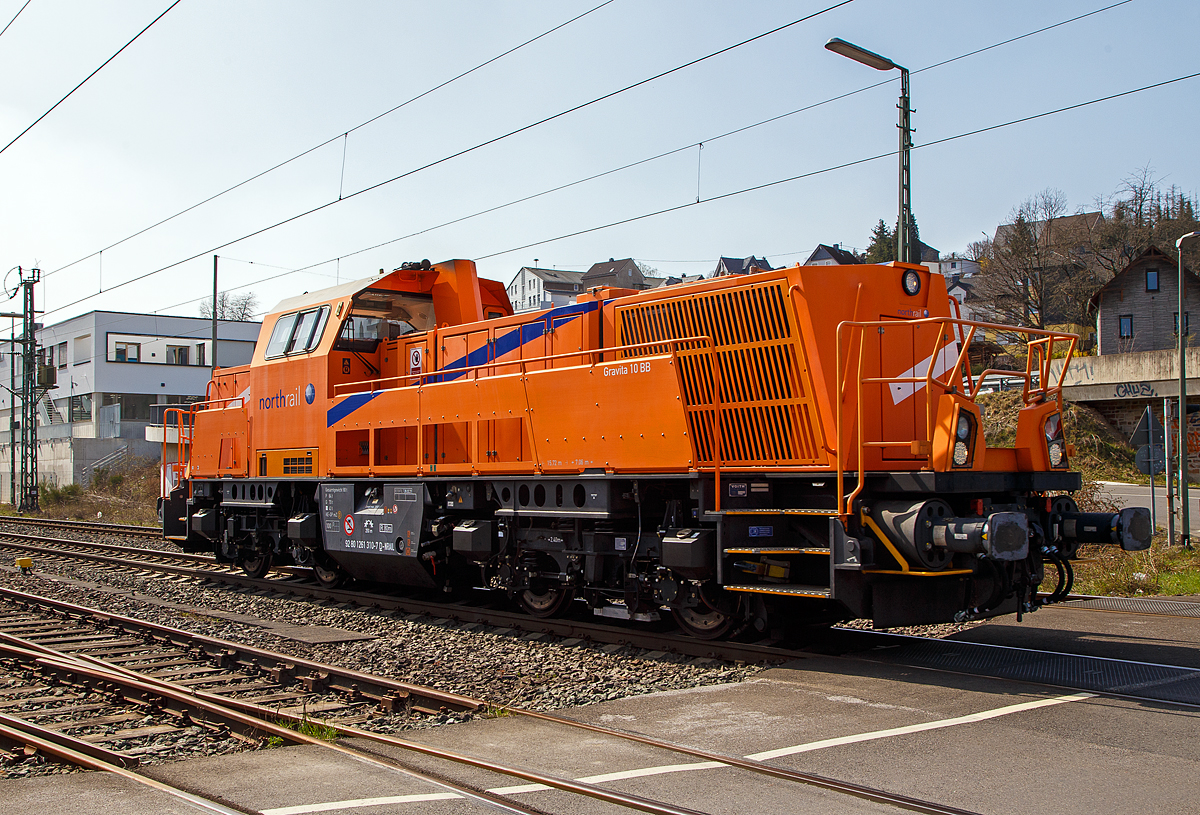 Die an die Hering Bahnbau vermietete 261 310-7  Emma  (92 80 1261 310-7 D-NRAIL), eine Voith Gravita 10 BB der northrail GmbH, fährt am 01.04.2021 als Lz bei Niederschelden über die Siegstrecke in Richtung Siegen.

Die Gravita 10 BB wurde 2012 Voith in Kiel unter der Fabriknummer L04-10011 gebaut. 