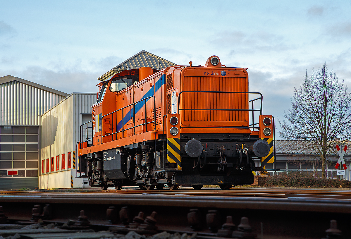 Die an die Hering Bau GmbH & Co. KG (Burbach) vermietete 291 972-8 (98 80 3291 972-8 D-NRAIL) eine Sonderbauart MaK G 1600 BB der Northrail (Hamburg) ist am 26.12.2020 auf dem Betriebshof der Westerwaldbahn auf der Bindweide bei Steinebach/Sieg.

Die MaK G1600 BB der Sonderbauart wurde 1971 von MaK Maschinenbau GmbH im Werk MaK-Kiel-Friedrichsort unter der Fabriknummer 1000516 für die Bayerische Braunkohlen-Industrie AG (BBI AG) in Schwandorf gebaut und als M 19 geliefert.
Die BBI AG hatte eine eigene Werksbahn womit die Braunkohle vom Abbau bei Wackersdorf ins sieben Kilometer entfernte Kohlekraftwerk Schwandorf transportiert wurde. Im Jahr 1981 wurden hier täglich zwischen 20.000 und 25.000 Tonnen Kohle verfeuert.
Weiterer Lebenslauf der 291 972-8:
1982 ging die BBI AG in die Bayernwerk AG (BAG) über
1986  Ausbau der Hagenuk Dampfheizkesselanlage
2000 Bayernwerk wurde nun e.on Kraftwerke GmbH
2002 wurde die Lok an die OHE - Osthannoversche Eisenbahnen AG, in Celle verkauft und fuhr nun als OHE 120076. 
2007 erhielt die NVR-Nummer 98 80 3291 972-8 D-OHE
2011 ging die Lok an die northrail GmbH in Hamburg, wo sie seitdem als Mietlok unter der UIC-Nummer 98 80 3291 972-8 D-NTS fährt

Technik:
Die MaK G 1600 BB ist eine dieselhydraulische Lokomotive, von denen 16 Stück (mit 1.600 PS), sowie 3 Stück in Sonderbauart (mit 1.000 PS), zwischen 1971 und 1979 von der Firma MaK Maschinenbau GmbH, Werk MaK-Kiel-Friedrichsort, gebaut wurden. Zu der Sonderbauart gehört auch diese Lok hier.

Analog zur G 1300 BB wurde auch aus der an die DB gelieferten V 90 eine Privatbahnversion entwickelt, die in fünf Exemplaren als V 90 P gebaut wurde und im Wesentlich der DB-Variante entsprach, jedoch einen hauseigenen Motor erhielt. Nachdem sich jedoch weniger die Privatbahnen als vielmehr die DB selbst für diese Loks interessierten, entstand bei MaK eine weitere Variante der V 90, die spezieller auf die Bedürfnisse der Privatbahnen abzielte und z.B. eine 24V-Elektrik erhielt. Diese unterscheidet sich auch deutlich in ihren Hauptabmessungen von den DB-Maschinen. Ein wenig sieht man der Lok die Verwandschaft mit der V 90 an.

Der eingebaute Achtzylinder-Motor des Typs MaK 8M282AK leistet 1.180 kW (1.600 PS) bei 1.000 U/min, die Lok erreicht je nach Getriebeeinstellung eine Höchstgeschwindigkeit von 44 bis 80 km/h. Das Dienstgewicht liegt je nach Ausrüstung zwischen 80 und 104 Tonnen. Bei den Lokomotiven mit einer Höchstgeschwindigkeit von 44 km/h entfällt der Streckengang.

Sonderbauart der MaK  G 1600 BB (wie diese Lok):
Für den Einsatz vor Kohlezügen in Tagebauen benötigte die Bayerische Braunkohlen-Industrie (BBI) Loks mit eingebauter Dampfheizung. Eine Leistung von 1.100 PS wurde dabei als ausreichend erachtet.
So wurden 1971 und 1972 von MaK für die BBI 3 Lokomotiven in Sonderbauart gebaut. Um ausreichend Platz für den Hagenuk Dampfheizkesselanlage  zu haben, wurden Fahrwerk und Aufbauten von der G 1600 BB übernommen. Die Antriebstechnik wurde der G 1100 BB, einem Sechszylinder-MaK-Dieselmotor mit Turbolader und Ladeluftkühlung vom Typ 6M282 AK mit 1.100 PS) übernommen. Der zusätzlich gewonnene Platz, durch Verlagerung des Druckluftgerüstes unter das Führerhaus, konnte für den Einbau des Heizkessels genutzt werden, welcher mittlerweile entfernt worden ist. Äußerlich waren die Loks an dem zweiten Auspuff (für die Dampfheizkesselanlage) auf der Führerhausrückseite und dem kleineren Kühler, der der geringeren Leistung angepasst wurde erkennbar.  Die Loks wurden vom Hersteller verwirrenderweise ebenfalls als G 1600 BB bezeichnet. Da der Dampfheizung ausgebaut wurde, entfiel auch der zweite Auspuff.

.TECHNISCHE DATEN der G1600 BB in Sonderbauart:
Gebaute Stückzahl: 3  (und 16 Standardloks)
Spurweite: 1.435 mm (Normalspur)
Achsformel: B'B'
Länge über Puffer: 14.320 mm
Drehzapfenabstand: 7.000 mm
Achsstand im Drehgestell: 2.500 mm
Treibraddurchmesser:  1.100 mm (neu)
Höhe: 4.200 mm
Dienstgewicht: 80 t
Radsatzfahrmasse: 20 t 
Kleinster bef. Halbmesser:  60 m
Höchstgeschwindigkeit: 48 km/h (Rangiergang) / 74 km/h (Schnellgang)
Dieselmotor:  MaK 6-Zylinder Reihenmotor mit Abgasturbolader und Ladeluftkühlung vom Typ vom Typ 6M282 AK
Installierte Leistung: 809 kW (1.100 PS)
Nenndrehzahl: 1.000 U/min
Anfahrzugkraft: 265kN 
Tankvolumen: 3.500 l
Funkfernsteuerung: Theimeg EC/LO
Bremse: KE-GP2mZ

Quellen: Northrail, loks-aus-kiel.de, wikipedia.org