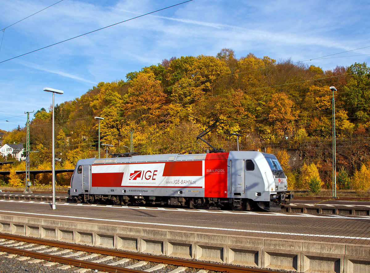Die an die IGE - Internationale Gesellschaft für Eisenbahnverkehr vermietete Railpool 185 678-0 (91 80 6185 678-0 D-Rpool) fährt als Lz am 03.11.2018 durch den Bf Dillenburg in Richtung Siegen. 

Die TRAXX F140 AC2 wurde 2009 von Bombardier in Kassel unter der Fabriknummer 34700 gebaut.