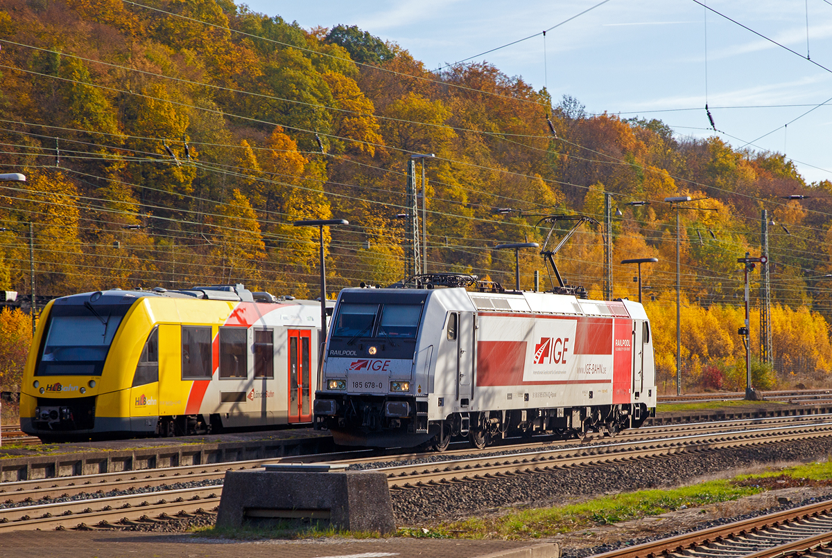 Die an die IGE - Internationale Gesellschaft für Eisenbahnverkehr vermietete Railpool 185 678-0 (91 80 6185 678-0 D-Rpool) fährt als Lz am 03.11.2018 durch den Bf Dillenburg in Richtung Siegen. 

Die TRAXX F140 AC2 wurde 2009 von Bombardier in Kassel unter der Fabriknummer 34700 gebaut.