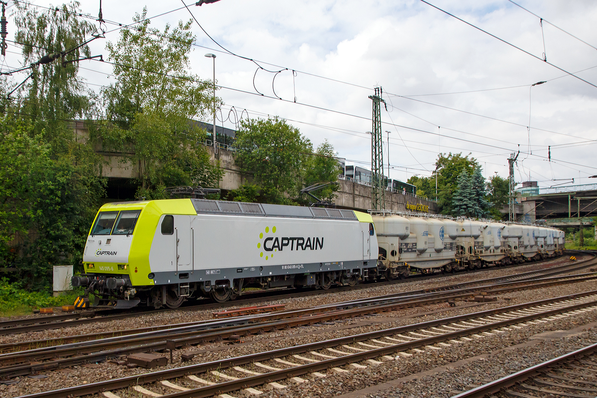 
Die an ITL bzw. Captrain vermietete 145 095-6 (91 80 6145 095-6 D-ITL) der Macquarie European Rail fährt am 16.06.2015 mit einen ungarischem Silowagen-Güterzug (47 m3 Uacs Tankwaggon für Schüttgut der Firma PULTRANS Vasúti Szállítmányozási Kft.) durch Hamburg-Harburg in Richtung Süden. 

Die TRAXX F140 AC wurde 2000 von Adtranz unter der Fabriknummer 33841 gebaut.
